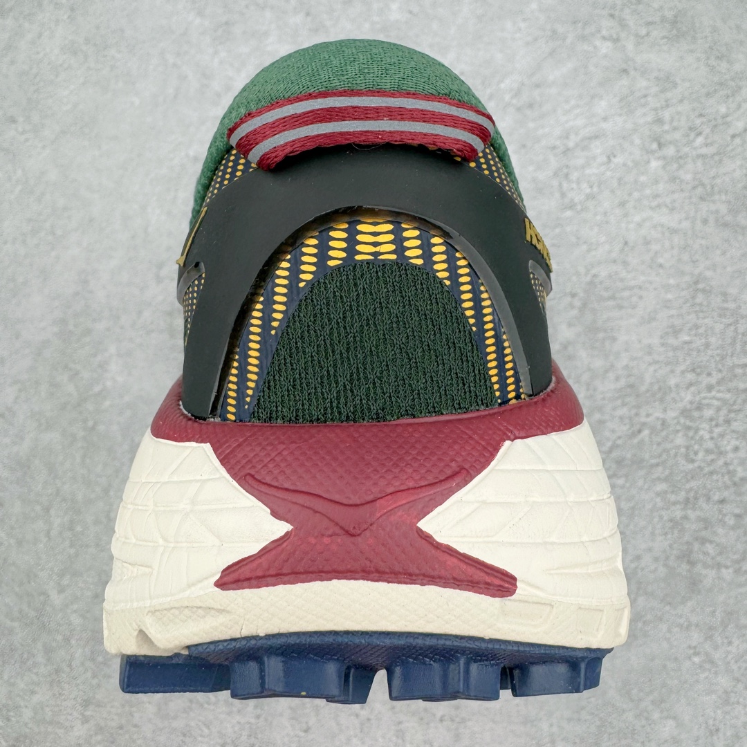 图片[8]-HOKA ONE ONE Mafate Speed 2 Low 玛法特2代系列低帮轻量户外越野休闲运动慢跑鞋 HOKA ONE ONE 最近推出了一个胶囊系列 Origin Story 这个系列里的 Mafate Speed 2 可以说让我日思夜想有一阵子了 最近终于拔草 让我来分享一下这双也是上脚赞到爆的越野跑鞋吧 以阿尔卑斯山脉作为主题将亮黄色与蓝色调覆盖在这经典轮廓之上 配色的呈现效果相当亮眼 以至于很多人买这个配色是用来日常搭配的 鞋面采用超轻的无缝架构 轻薄的TPU贴在透气的鞋面材料上 减轻重量同时也保证了支撑性 鞋底则采用滚动平衡技术 引导跑者回归自然步态 祖传的神奇EVA材质中底依旧是一如既往地表现优秀 能提供充足的缓震 作为HOKA家的越野跑鞋 VIBRAM 橡胶大底也是必不可少的 即便在复杂湿滑的地形 依旧能有良好的抓地力及稳定性 鞋带采用了弹性不易松脱的扁宽弹性鞋带 前掌与中掌部分也进行了加宽 也更加适合亚洲人的脚型 是一款十分全面且足够强悍的户外硬核越野鞋 而这双极其亮眼的越野跑鞋恰好又是在江山一百中参赛的UTMB冠军 Ludovic POMMERET 夺冠时穿着的战靴 这就让它变得更加有吸引力了 用来日常搭配的话短裤是基本不挑 长裤我个人推荐阔腿裤 工装裤以及各种长筒牛仔裤都可以 尺码：36 36.5 37.5 38 38.5 39 40 40.5 41 42 42.5 43 44 44.5 45-选品中心
