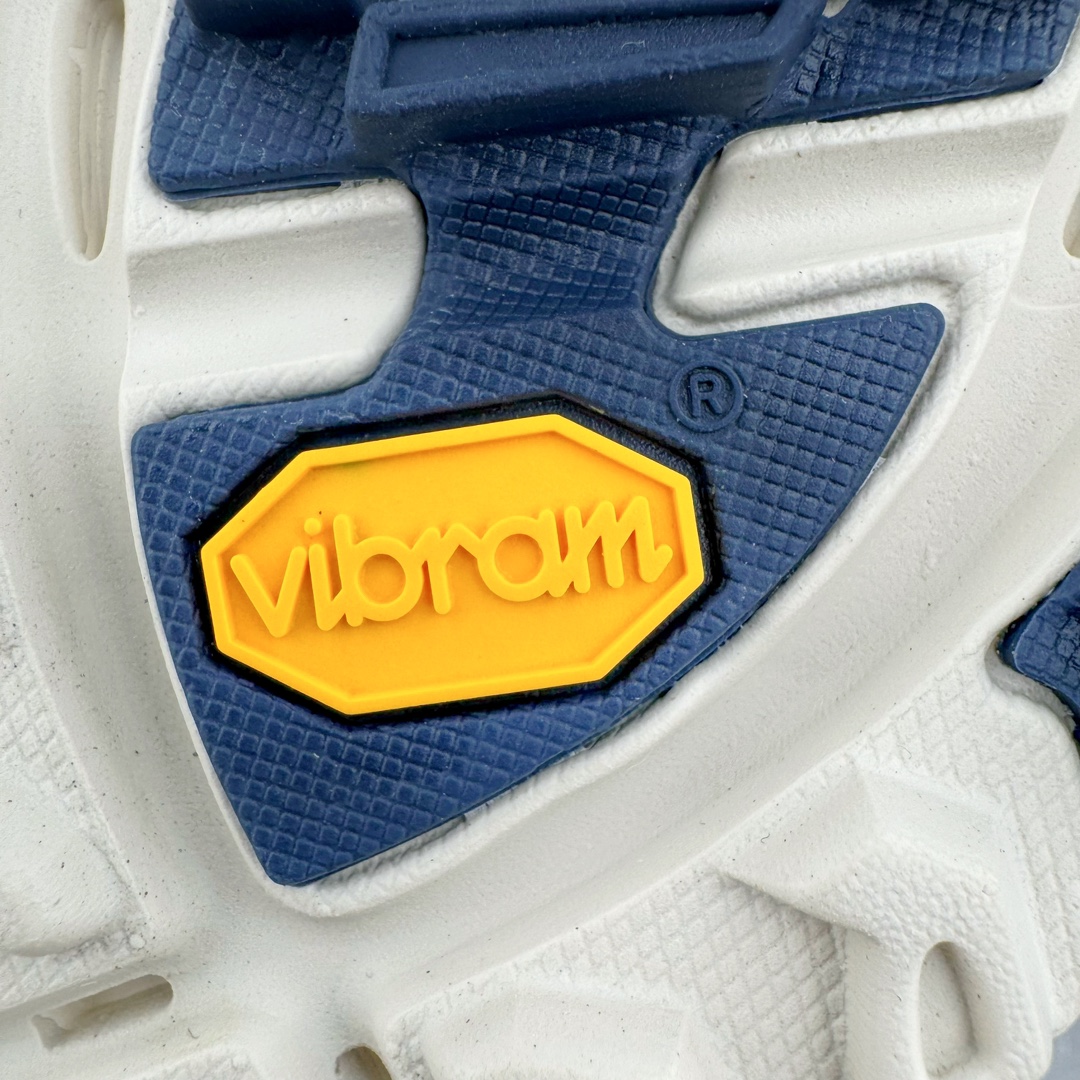 图片[16]-HOKA ONE ONE Mafate Speed 2 Low 玛法特2代系列低帮轻量户外越野休闲运动慢跑鞋 HOKA ONE ONE 最近推出了一个胶囊系列 Origin Story 这个系列里的 Mafate Speed 2 可以说让我日思夜想有一阵子了 最近终于拔草 让我来分享一下这双也是上脚赞到爆的越野跑鞋吧 以阿尔卑斯山脉作为主题将亮黄色与蓝色调覆盖在这经典轮廓之上 配色的呈现效果相当亮眼 以至于很多人买这个配色是用来日常搭配的 鞋面采用超轻的无缝架构 轻薄的TPU贴在透气的鞋面材料上 减轻重量同时也保证了支撑性 鞋底则采用滚动平衡技术 引导跑者回归自然步态 祖传的神奇EVA材质中底依旧是一如既往地表现优秀 能提供充足的缓震 作为HOKA家的越野跑鞋 VIBRAM 橡胶大底也是必不可少的 即便在复杂湿滑的地形 依旧能有良好的抓地力及稳定性 鞋带采用了弹性不易松脱的扁宽弹性鞋带 前掌与中掌部分也进行了加宽 也更加适合亚洲人的脚型 是一款十分全面且足够强悍的户外硬核越野鞋 而这双极其亮眼的越野跑鞋恰好又是在江山一百中参赛的UTMB冠军 Ludovic POMMERET 夺冠时穿着的战靴 这就让它变得更加有吸引力了 用来日常搭配的话短裤是基本不挑 长裤我个人推荐阔腿裤 工装裤以及各种长筒牛仔裤都可以 尺码：36 36.5 37.5 38 38.5 39 40 40.5 41 42 42.5 43 44 44.5 45-选品中心