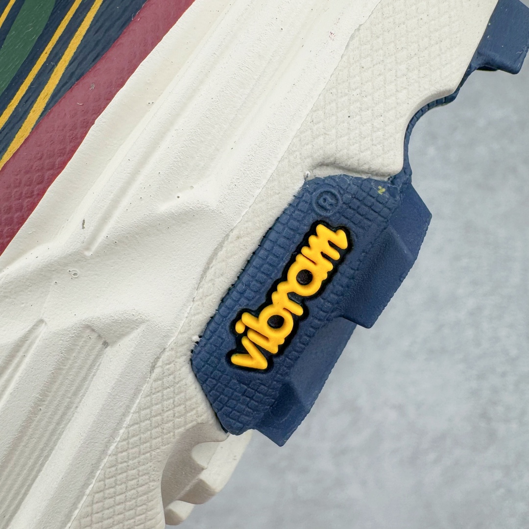 图片[15]-HOKA ONE ONE Mafate Speed 2 Low 玛法特2代系列低帮轻量户外越野休闲运动慢跑鞋 HOKA ONE ONE 最近推出了一个胶囊系列 Origin Story 这个系列里的 Mafate Speed 2 可以说让我日思夜想有一阵子了 最近终于拔草 让我来分享一下这双也是上脚赞到爆的越野跑鞋吧 以阿尔卑斯山脉作为主题将亮黄色与蓝色调覆盖在这经典轮廓之上 配色的呈现效果相当亮眼 以至于很多人买这个配色是用来日常搭配的 鞋面采用超轻的无缝架构 轻薄的TPU贴在透气的鞋面材料上 减轻重量同时也保证了支撑性 鞋底则采用滚动平衡技术 引导跑者回归自然步态 祖传的神奇EVA材质中底依旧是一如既往地表现优秀 能提供充足的缓震 作为HOKA家的越野跑鞋 VIBRAM 橡胶大底也是必不可少的 即便在复杂湿滑的地形 依旧能有良好的抓地力及稳定性 鞋带采用了弹性不易松脱的扁宽弹性鞋带 前掌与中掌部分也进行了加宽 也更加适合亚洲人的脚型 是一款十分全面且足够强悍的户外硬核越野鞋 而这双极其亮眼的越野跑鞋恰好又是在江山一百中参赛的UTMB冠军 Ludovic POMMERET 夺冠时穿着的战靴 这就让它变得更加有吸引力了 用来日常搭配的话短裤是基本不挑 长裤我个人推荐阔腿裤 工装裤以及各种长筒牛仔裤都可以 尺码：36 36.5 37.5 38 38.5 39 40 40.5 41 42 42.5 43 44 44.5 45-选品中心