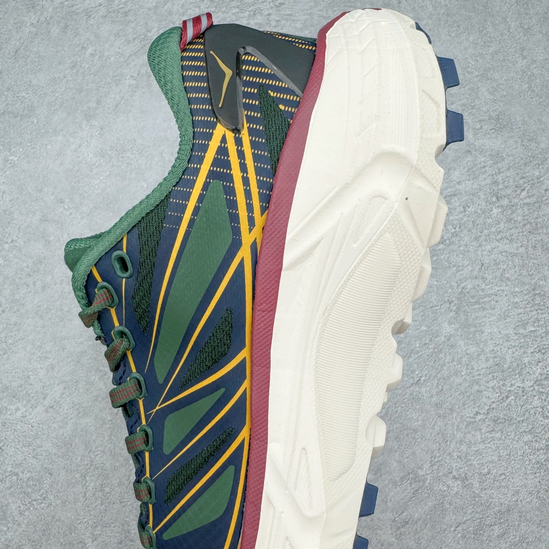 图片[7]-HOKA ONE ONE Mafate Speed 2 Low 玛法特2代系列低帮轻量户外越野休闲运动慢跑鞋 HOKA ONE ONE 最近推出了一个胶囊系列 Origin Story 这个系列里的 Mafate Speed 2 可以说让我日思夜想有一阵子了 最近终于拔草 让我来分享一下这双也是上脚赞到爆的越野跑鞋吧 以阿尔卑斯山脉作为主题将亮黄色与蓝色调覆盖在这经典轮廓之上 配色的呈现效果相当亮眼 以至于很多人买这个配色是用来日常搭配的 鞋面采用超轻的无缝架构 轻薄的TPU贴在透气的鞋面材料上 减轻重量同时也保证了支撑性 鞋底则采用滚动平衡技术 引导跑者回归自然步态 祖传的神奇EVA材质中底依旧是一如既往地表现优秀 能提供充足的缓震 作为HOKA家的越野跑鞋 VIBRAM 橡胶大底也是必不可少的 即便在复杂湿滑的地形 依旧能有良好的抓地力及稳定性 鞋带采用了弹性不易松脱的扁宽弹性鞋带 前掌与中掌部分也进行了加宽 也更加适合亚洲人的脚型 是一款十分全面且足够强悍的户外硬核越野鞋 而这双极其亮眼的越野跑鞋恰好又是在江山一百中参赛的UTMB冠军 Ludovic POMMERET 夺冠时穿着的战靴 这就让它变得更加有吸引力了 用来日常搭配的话短裤是基本不挑 长裤我个人推荐阔腿裤 工装裤以及各种长筒牛仔裤都可以 尺码：36 36.5 37.5 38 38.5 39 40 40.5 41 42 42.5 43 44 44.5 45-选品中心