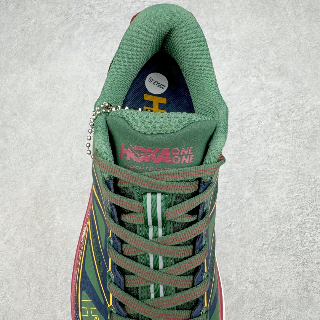 图片[5]-HOKA ONE ONE Mafate Speed 2 Low 玛法特2代系列低帮轻量户外越野休闲运动慢跑鞋 HOKA ONE ONE 最近推出了一个胶囊系列 Origin Story 这个系列里的 Mafate Speed 2 可以说让我日思夜想有一阵子了 最近终于拔草 让我来分享一下这双也是上脚赞到爆的越野跑鞋吧 以阿尔卑斯山脉作为主题将亮黄色与蓝色调覆盖在这经典轮廓之上 配色的呈现效果相当亮眼 以至于很多人买这个配色是用来日常搭配的 鞋面采用超轻的无缝架构 轻薄的TPU贴在透气的鞋面材料上 减轻重量同时也保证了支撑性 鞋底则采用滚动平衡技术 引导跑者回归自然步态 祖传的神奇EVA材质中底依旧是一如既往地表现优秀 能提供充足的缓震 作为HOKA家的越野跑鞋 VIBRAM 橡胶大底也是必不可少的 即便在复杂湿滑的地形 依旧能有良好的抓地力及稳定性 鞋带采用了弹性不易松脱的扁宽弹性鞋带 前掌与中掌部分也进行了加宽 也更加适合亚洲人的脚型 是一款十分全面且足够强悍的户外硬核越野鞋 而这双极其亮眼的越野跑鞋恰好又是在江山一百中参赛的UTMB冠军 Ludovic POMMERET 夺冠时穿着的战靴 这就让它变得更加有吸引力了 用来日常搭配的话短裤是基本不挑 长裤我个人推荐阔腿裤 工装裤以及各种长筒牛仔裤都可以 尺码：36 36.5 37.5 38 38.5 39 40 40.5 41 42 42.5 43 44 44.5 45-选品中心