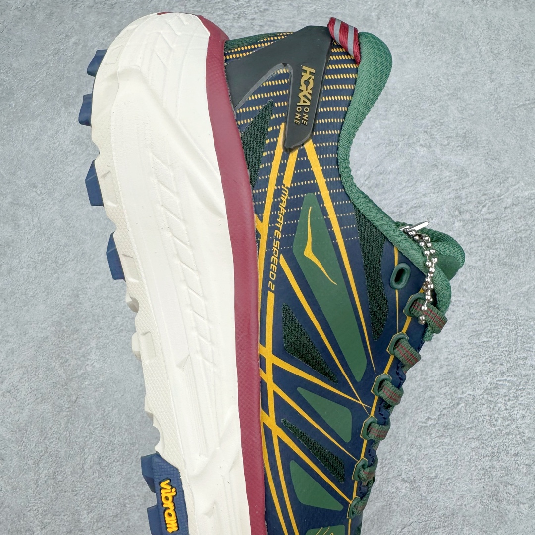 图片[6]-HOKA ONE ONE Mafate Speed 2 Low 玛法特2代系列低帮轻量户外越野休闲运动慢跑鞋 HOKA ONE ONE 最近推出了一个胶囊系列 Origin Story 这个系列里的 Mafate Speed 2 可以说让我日思夜想有一阵子了 最近终于拔草 让我来分享一下这双也是上脚赞到爆的越野跑鞋吧 以阿尔卑斯山脉作为主题将亮黄色与蓝色调覆盖在这经典轮廓之上 配色的呈现效果相当亮眼 以至于很多人买这个配色是用来日常搭配的 鞋面采用超轻的无缝架构 轻薄的TPU贴在透气的鞋面材料上 减轻重量同时也保证了支撑性 鞋底则采用滚动平衡技术 引导跑者回归自然步态 祖传的神奇EVA材质中底依旧是一如既往地表现优秀 能提供充足的缓震 作为HOKA家的越野跑鞋 VIBRAM 橡胶大底也是必不可少的 即便在复杂湿滑的地形 依旧能有良好的抓地力及稳定性 鞋带采用了弹性不易松脱的扁宽弹性鞋带 前掌与中掌部分也进行了加宽 也更加适合亚洲人的脚型 是一款十分全面且足够强悍的户外硬核越野鞋 而这双极其亮眼的越野跑鞋恰好又是在江山一百中参赛的UTMB冠军 Ludovic POMMERET 夺冠时穿着的战靴 这就让它变得更加有吸引力了 用来日常搭配的话短裤是基本不挑 长裤我个人推荐阔腿裤 工装裤以及各种长筒牛仔裤都可以 尺码：36 36.5 37.5 38 38.5 39 40 40.5 41 42 42.5 43 44 44.5 45-选品中心