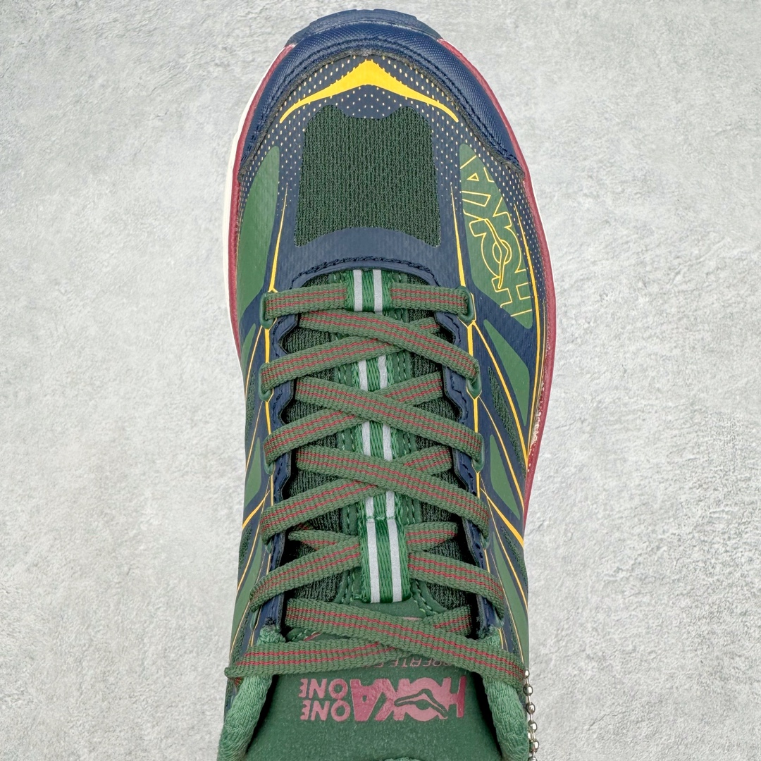 图片[4]-HOKA ONE ONE Mafate Speed 2 Low 玛法特2代系列低帮轻量户外越野休闲运动慢跑鞋 HOKA ONE ONE 最近推出了一个胶囊系列 Origin Story 这个系列里的 Mafate Speed 2 可以说让我日思夜想有一阵子了 最近终于拔草 让我来分享一下这双也是上脚赞到爆的越野跑鞋吧 以阿尔卑斯山脉作为主题将亮黄色与蓝色调覆盖在这经典轮廓之上 配色的呈现效果相当亮眼 以至于很多人买这个配色是用来日常搭配的 鞋面采用超轻的无缝架构 轻薄的TPU贴在透气的鞋面材料上 减轻重量同时也保证了支撑性 鞋底则采用滚动平衡技术 引导跑者回归自然步态 祖传的神奇EVA材质中底依旧是一如既往地表现优秀 能提供充足的缓震 作为HOKA家的越野跑鞋 VIBRAM 橡胶大底也是必不可少的 即便在复杂湿滑的地形 依旧能有良好的抓地力及稳定性 鞋带采用了弹性不易松脱的扁宽弹性鞋带 前掌与中掌部分也进行了加宽 也更加适合亚洲人的脚型 是一款十分全面且足够强悍的户外硬核越野鞋 而这双极其亮眼的越野跑鞋恰好又是在江山一百中参赛的UTMB冠军 Ludovic POMMERET 夺冠时穿着的战靴 这就让它变得更加有吸引力了 用来日常搭配的话短裤是基本不挑 长裤我个人推荐阔腿裤 工装裤以及各种长筒牛仔裤都可以 尺码：36 36.5 37.5 38 38.5 39 40 40.5 41 42 42.5 43 44 44.5 45-选品中心