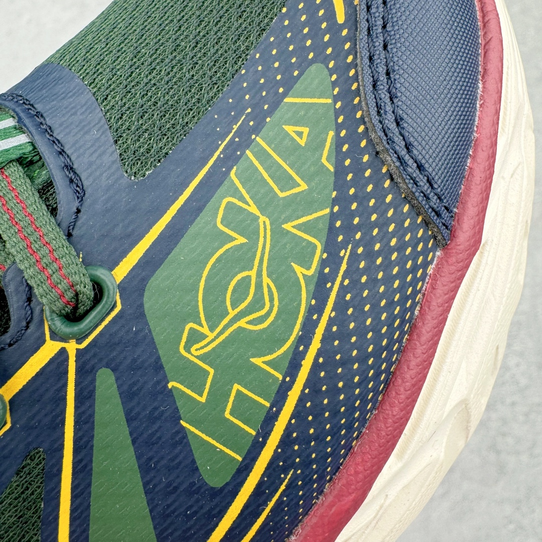 图片[14]-HOKA ONE ONE Mafate Speed 2 Low 玛法特2代系列低帮轻量户外越野休闲运动慢跑鞋 HOKA ONE ONE 最近推出了一个胶囊系列 Origin Story 这个系列里的 Mafate Speed 2 可以说让我日思夜想有一阵子了 最近终于拔草 让我来分享一下这双也是上脚赞到爆的越野跑鞋吧 以阿尔卑斯山脉作为主题将亮黄色与蓝色调覆盖在这经典轮廓之上 配色的呈现效果相当亮眼 以至于很多人买这个配色是用来日常搭配的 鞋面采用超轻的无缝架构 轻薄的TPU贴在透气的鞋面材料上 减轻重量同时也保证了支撑性 鞋底则采用滚动平衡技术 引导跑者回归自然步态 祖传的神奇EVA材质中底依旧是一如既往地表现优秀 能提供充足的缓震 作为HOKA家的越野跑鞋 VIBRAM 橡胶大底也是必不可少的 即便在复杂湿滑的地形 依旧能有良好的抓地力及稳定性 鞋带采用了弹性不易松脱的扁宽弹性鞋带 前掌与中掌部分也进行了加宽 也更加适合亚洲人的脚型 是一款十分全面且足够强悍的户外硬核越野鞋 而这双极其亮眼的越野跑鞋恰好又是在江山一百中参赛的UTMB冠军 Ludovic POMMERET 夺冠时穿着的战靴 这就让它变得更加有吸引力了 用来日常搭配的话短裤是基本不挑 长裤我个人推荐阔腿裤 工装裤以及各种长筒牛仔裤都可以 尺码：36 36.5 37.5 38 38.5 39 40 40.5 41 42 42.5 43 44 44.5 45-选品中心