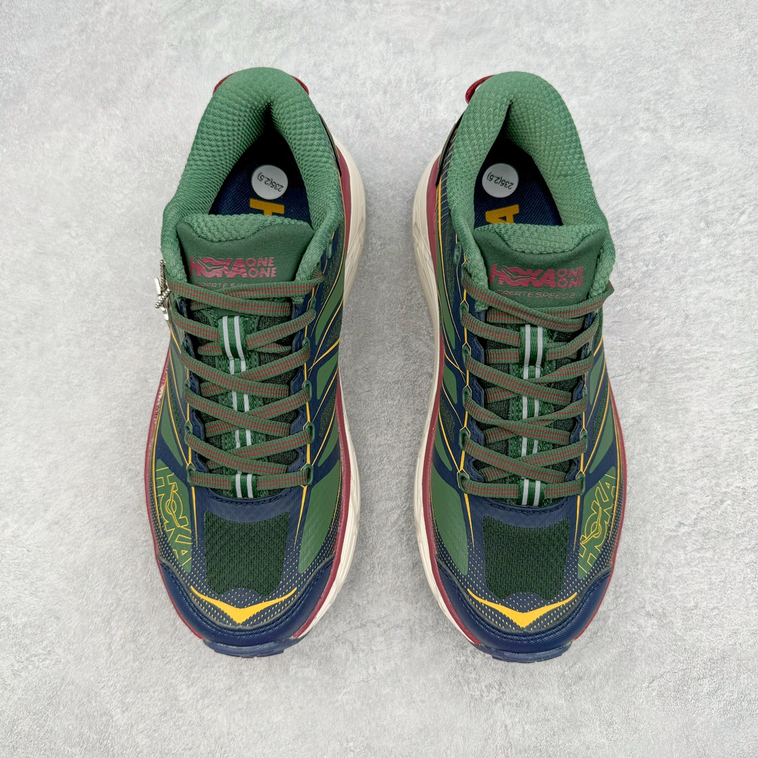 图片[2]-HOKA ONE ONE Mafate Speed 2 Low 玛法特2代系列低帮轻量户外越野休闲运动慢跑鞋 HOKA ONE ONE 最近推出了一个胶囊系列 Origin Story 这个系列里的 Mafate Speed 2 可以说让我日思夜想有一阵子了 最近终于拔草 让我来分享一下这双也是上脚赞到爆的越野跑鞋吧 以阿尔卑斯山脉作为主题将亮黄色与蓝色调覆盖在这经典轮廓之上 配色的呈现效果相当亮眼 以至于很多人买这个配色是用来日常搭配的 鞋面采用超轻的无缝架构 轻薄的TPU贴在透气的鞋面材料上 减轻重量同时也保证了支撑性 鞋底则采用滚动平衡技术 引导跑者回归自然步态 祖传的神奇EVA材质中底依旧是一如既往地表现优秀 能提供充足的缓震 作为HOKA家的越野跑鞋 VIBRAM 橡胶大底也是必不可少的 即便在复杂湿滑的地形 依旧能有良好的抓地力及稳定性 鞋带采用了弹性不易松脱的扁宽弹性鞋带 前掌与中掌部分也进行了加宽 也更加适合亚洲人的脚型 是一款十分全面且足够强悍的户外硬核越野鞋 而这双极其亮眼的越野跑鞋恰好又是在江山一百中参赛的UTMB冠军 Ludovic POMMERET 夺冠时穿着的战靴 这就让它变得更加有吸引力了 用来日常搭配的话短裤是基本不挑 长裤我个人推荐阔腿裤 工装裤以及各种长筒牛仔裤都可以 尺码：36 36.5 37.5 38 38.5 39 40 40.5 41 42 42.5 43 44 44.5 45-选品中心