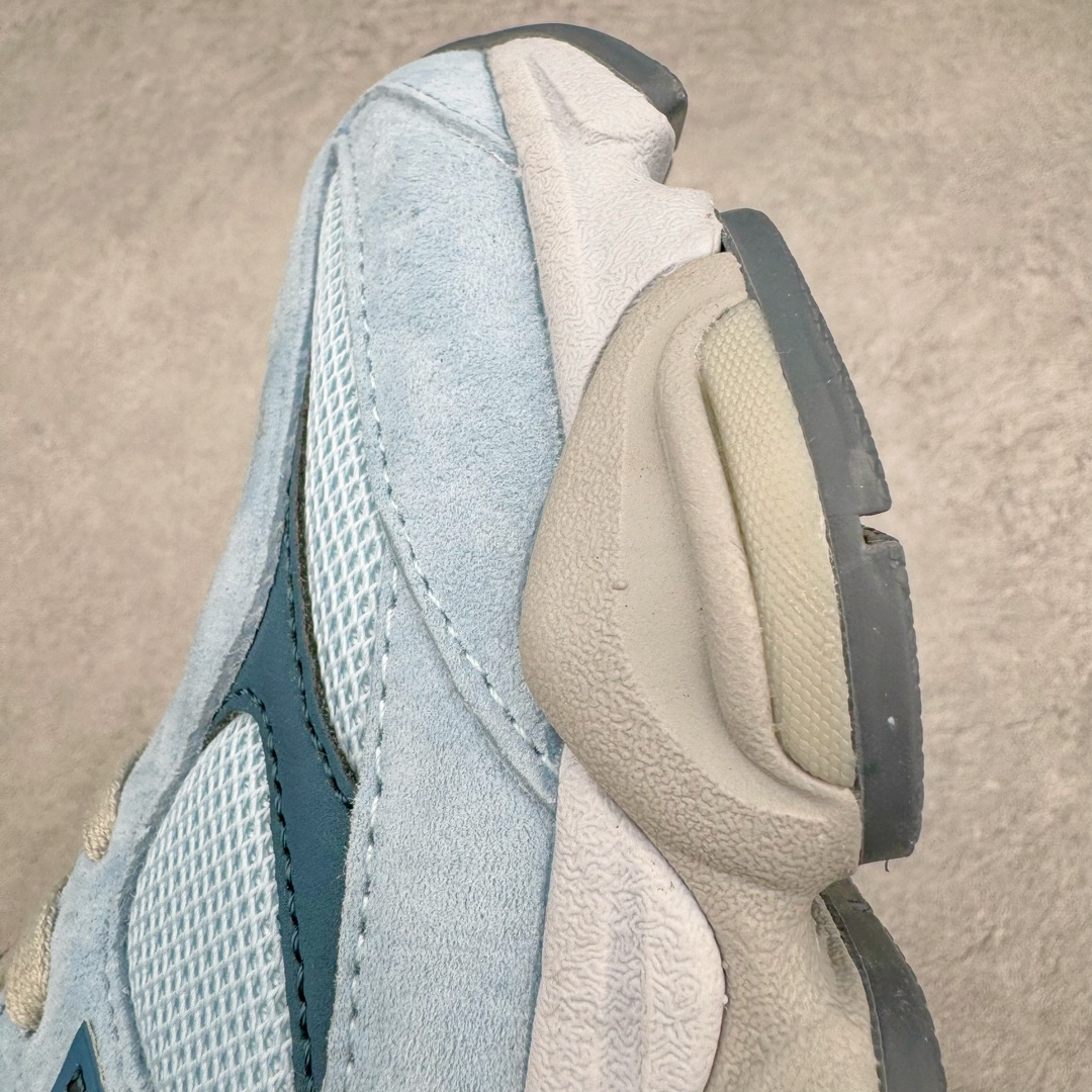 图片[15]-New Balance NB9060 复古运动鞋 新百伦又带来了新鞋型 并且是与芝加哥街头品牌 Joe Freshgoods 的联名款 鞋身主体采用了类似 990 系列的设计风格 与传统复古慢跑鞋区别不大 最大的变化就是鞋底部分 在传统设计的中底外层 增加了多个分区的模块 圆润的线条设计与我们熟悉的 New Balance 风格截然不同 但与同样充满弧形线条的鞋面搭配 看起来毫无违和感 尺码：36-45-选品中心