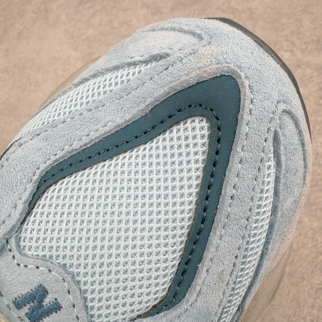 图片[14]-New Balance NB9060 复古运动鞋 新百伦又带来了新鞋型 并且是与芝加哥街头品牌 Joe Freshgoods 的联名款 鞋身主体采用了类似 990 系列的设计风格 与传统复古慢跑鞋区别不大 最大的变化就是鞋底部分 在传统设计的中底外层 增加了多个分区的模块 圆润的线条设计与我们熟悉的 New Balance 风格截然不同 但与同样充满弧形线条的鞋面搭配 看起来毫无违和感 尺码：36-45-选品中心