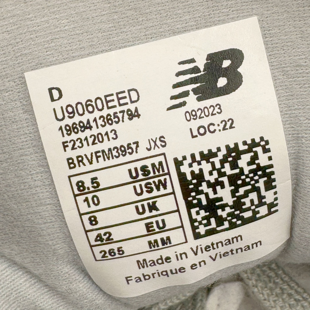 图片[10]-New Balance NB9060 复古运动鞋 新百伦又带来了新鞋型 并且是与芝加哥街头品牌 Joe Freshgoods 的联名款 鞋身主体采用了类似 990 系列的设计风格 与传统复古慢跑鞋区别不大 最大的变化就是鞋底部分 在传统设计的中底外层 增加了多个分区的模块 圆润的线条设计与我们熟悉的 New Balance 风格截然不同 但与同样充满弧形线条的鞋面搭配 看起来毫无违和感 尺码：36-45-选品中心