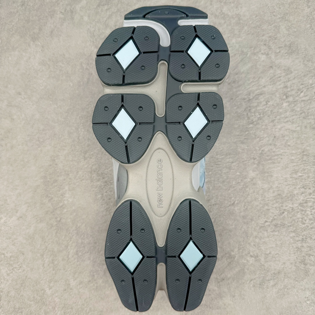 图片[9]-New Balance NB9060 复古运动鞋 新百伦又带来了新鞋型 并且是与芝加哥街头品牌 Joe Freshgoods 的联名款 鞋身主体采用了类似 990 系列的设计风格 与传统复古慢跑鞋区别不大 最大的变化就是鞋底部分 在传统设计的中底外层 增加了多个分区的模块 圆润的线条设计与我们熟悉的 New Balance 风格截然不同 但与同样充满弧形线条的鞋面搭配 看起来毫无违和感 尺码：36-45-选品中心
