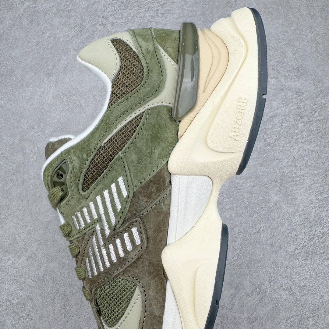 图片[7]-New Balance NB9060 复古运动鞋 新百伦又带来了新鞋型 并且是与芝加哥街头品牌 Joe Freshgoods 的联名款 鞋身主体采用了类似 990 系列的设计风格 与传统复古慢跑鞋区别不大 最大的变化就是鞋底部分 在传统设计的中底外层 增加了多个分区的模块 圆润的线条设计与我们熟悉的 New Balance 风格截然不同 但与同样充满弧形线条的鞋面搭配 看起来毫无违和感 尺码：36-45-选品中心