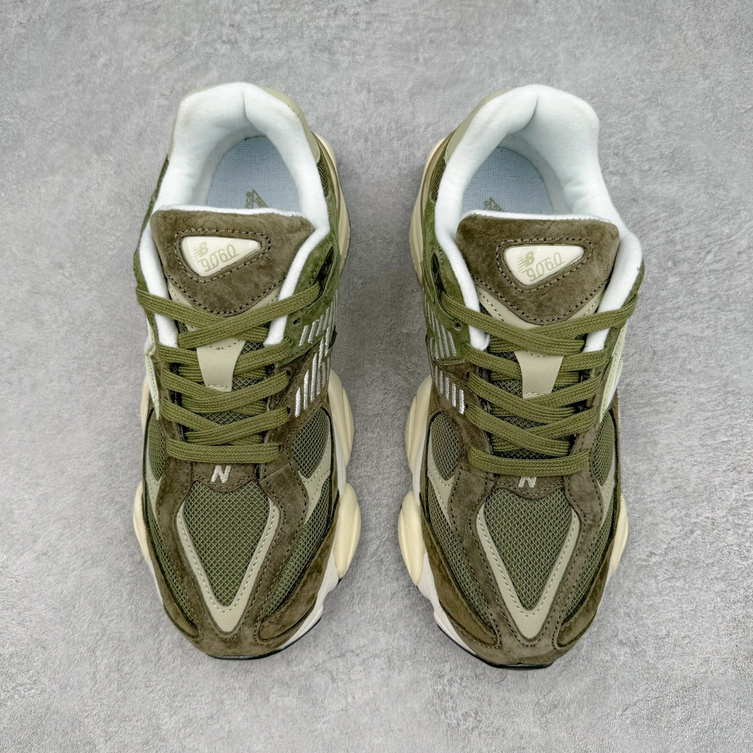 图片[2]-New Balance NB9060 复古运动鞋 新百伦又带来了新鞋型 并且是与芝加哥街头品牌 Joe Freshgoods 的联名款 鞋身主体采用了类似 990 系列的设计风格 与传统复古慢跑鞋区别不大 最大的变化就是鞋底部分 在传统设计的中底外层 增加了多个分区的模块 圆润的线条设计与我们熟悉的 New Balance 风格截然不同 但与同样充满弧形线条的鞋面搭配 看起来毫无违和感 尺码：36-45-选品中心