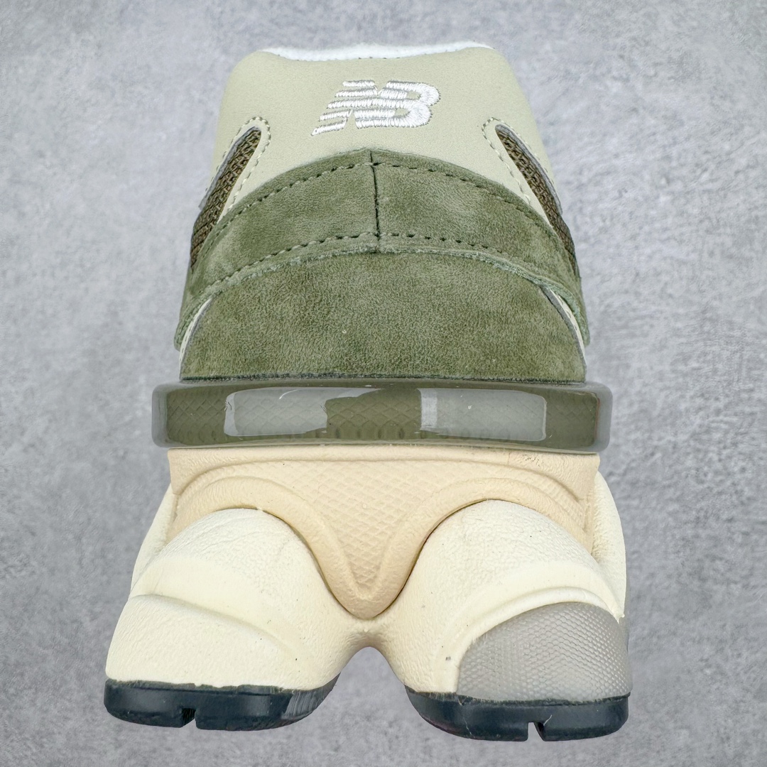 图片[8]-New Balance NB9060 复古运动鞋 新百伦又带来了新鞋型 并且是与芝加哥街头品牌 Joe Freshgoods 的联名款 鞋身主体采用了类似 990 系列的设计风格 与传统复古慢跑鞋区别不大 最大的变化就是鞋底部分 在传统设计的中底外层 增加了多个分区的模块 圆润的线条设计与我们熟悉的 New Balance 风格截然不同 但与同样充满弧形线条的鞋面搭配 看起来毫无违和感 尺码：36-45-选品中心