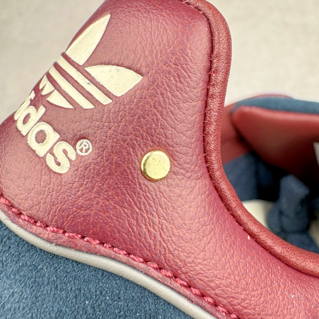 图片[16]-＃HP纯原 AD Original Gazelle Trainers 瞪羚室内鞋系列低帮复古百搭休闲运动德训风板鞋 藏青蓝 ID1008 高端零售特供批次 原厂定制长毛翻毛皮组合环保纤维革鞋面材质 内置环保海玻璃鞋垫 外置RB橡胶大底 产品品控稳定性领先行业 原厂全套原楦原纸板冲刀磨具开发 原厂皮料加持 原厂港宝加持定型后跟R度完美 将复古进行到底 简约流畅 三十年不变经典 这款Gazelle运动鞋 无论面料、配色、质感或设计 都只在重现其1991年原款的经典 皮革鞋面 撞色三条纹和鞋跟标的设计 力求呈现90年代的经典复古风潮 Samba火热的同时 也带动了其它的复古鞋型 Gazelle便是其中一只 Gazelle Indoor拥有包边更宽的T字型鞋头 更好的保护运动员的前掌 浓浓的复古氛围感 非常适合现在流行的Cleanfit风格 尺码：35.5 36 36⅔ 37⅓ 38 38⅔ 39⅓ 40 40⅔ 41⅓ 42 42⅔ 43⅓ 44 44⅔ 45-选品中心