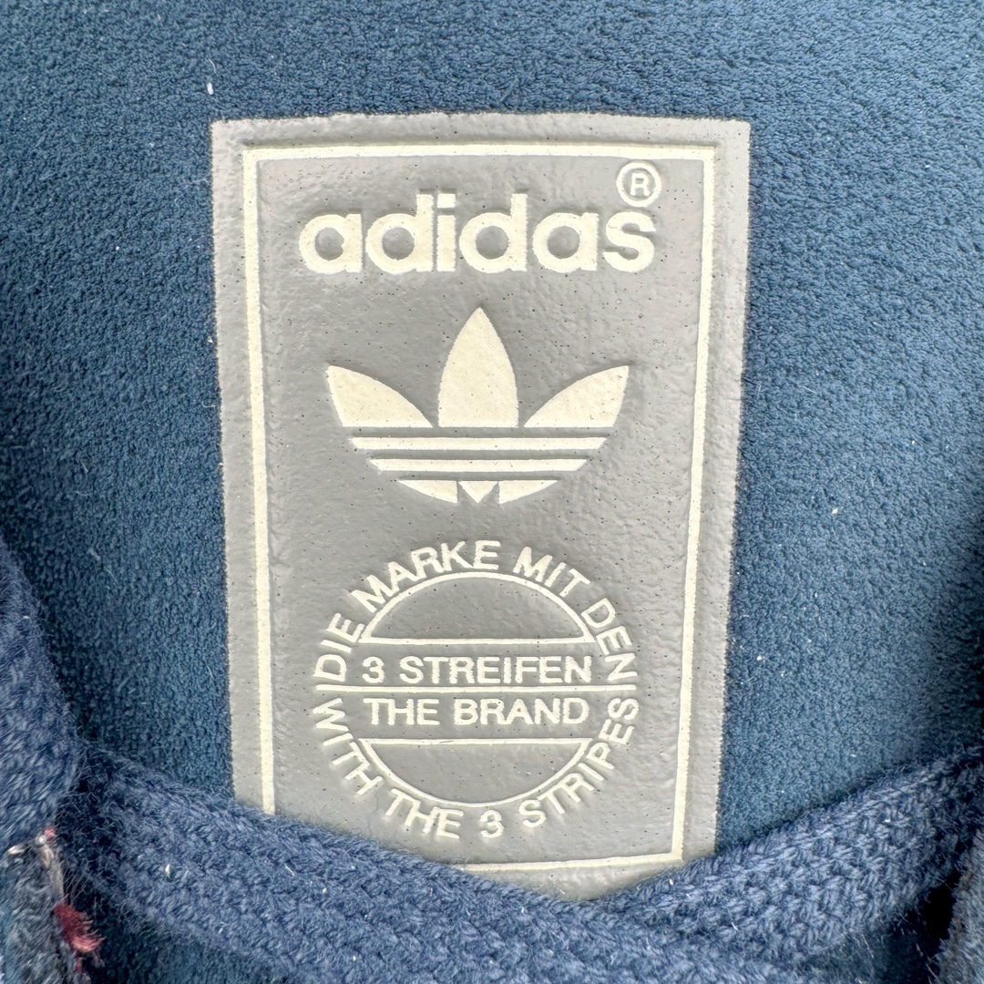 图片[14]-＃HP纯原 AD Original Gazelle Trainers 瞪羚室内鞋系列低帮复古百搭休闲运动德训风板鞋 藏青蓝 ID1008 高端零售特供批次 原厂定制长毛翻毛皮组合环保纤维革鞋面材质 内置环保海玻璃鞋垫 外置RB橡胶大底 产品品控稳定性领先行业 原厂全套原楦原纸板冲刀磨具开发 原厂皮料加持 原厂港宝加持定型后跟R度完美 将复古进行到底 简约流畅 三十年不变经典 这款Gazelle运动鞋 无论面料、配色、质感或设计 都只在重现其1991年原款的经典 皮革鞋面 撞色三条纹和鞋跟标的设计 力求呈现90年代的经典复古风潮 Samba火热的同时 也带动了其它的复古鞋型 Gazelle便是其中一只 Gazelle Indoor拥有包边更宽的T字型鞋头 更好的保护运动员的前掌 浓浓的复古氛围感 非常适合现在流行的Cleanfit风格 尺码：35.5 36 36⅔ 37⅓ 38 38⅔ 39⅓ 40 40⅔ 41⅓ 42 42⅔ 43⅓ 44 44⅔ 45-选品中心