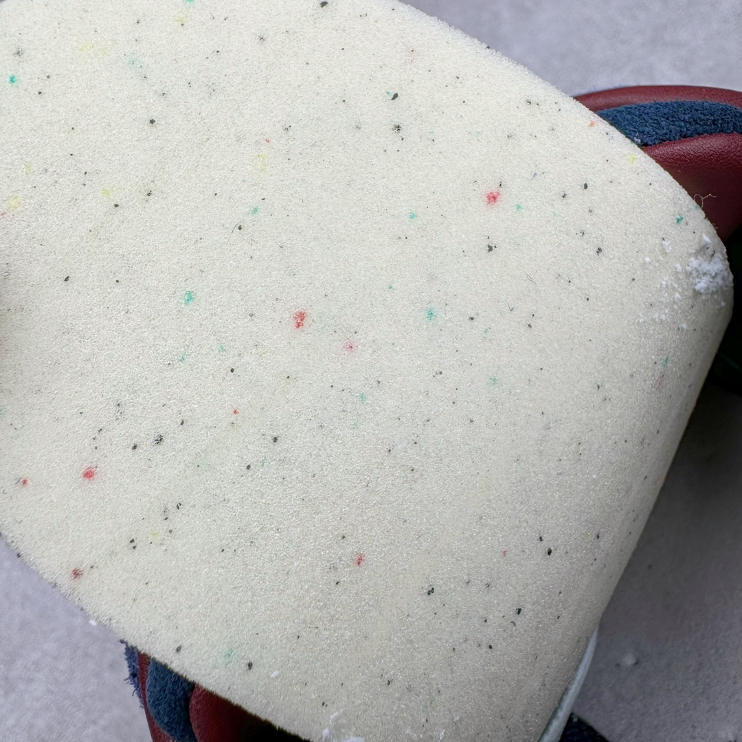 图片[11]-＃HP纯原 AD Original Gazelle Trainers 瞪羚室内鞋系列低帮复古百搭休闲运动德训风板鞋 藏青蓝 ID1008 高端零售特供批次 原厂定制长毛翻毛皮组合环保纤维革鞋面材质 内置环保海玻璃鞋垫 外置RB橡胶大底 产品品控稳定性领先行业 原厂全套原楦原纸板冲刀磨具开发 原厂皮料加持 原厂港宝加持定型后跟R度完美 将复古进行到底 简约流畅 三十年不变经典 这款Gazelle运动鞋 无论面料、配色、质感或设计 都只在重现其1991年原款的经典 皮革鞋面 撞色三条纹和鞋跟标的设计 力求呈现90年代的经典复古风潮 Samba火热的同时 也带动了其它的复古鞋型 Gazelle便是其中一只 Gazelle Indoor拥有包边更宽的T字型鞋头 更好的保护运动员的前掌 浓浓的复古氛围感 非常适合现在流行的Cleanfit风格 尺码：35.5 36 36⅔ 37⅓ 38 38⅔ 39⅓ 40 40⅔ 41⅓ 42 42⅔ 43⅓ 44 44⅔ 45-选品中心