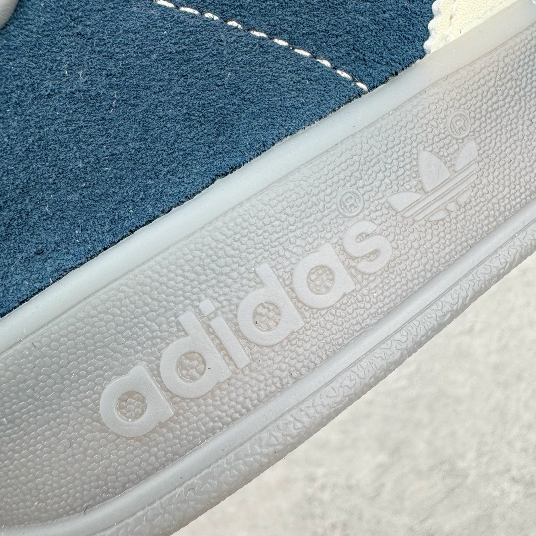 图片[17]-＃HP纯原 AD Original Gazelle Trainers 瞪羚室内鞋系列低帮复古百搭休闲运动德训风板鞋 藏青蓝 ID1008 高端零售特供批次 原厂定制长毛翻毛皮组合环保纤维革鞋面材质 内置环保海玻璃鞋垫 外置RB橡胶大底 产品品控稳定性领先行业 原厂全套原楦原纸板冲刀磨具开发 原厂皮料加持 原厂港宝加持定型后跟R度完美 将复古进行到底 简约流畅 三十年不变经典 这款Gazelle运动鞋 无论面料、配色、质感或设计 都只在重现其1991年原款的经典 皮革鞋面 撞色三条纹和鞋跟标的设计 力求呈现90年代的经典复古风潮 Samba火热的同时 也带动了其它的复古鞋型 Gazelle便是其中一只 Gazelle Indoor拥有包边更宽的T字型鞋头 更好的保护运动员的前掌 浓浓的复古氛围感 非常适合现在流行的Cleanfit风格 尺码：35.5 36 36⅔ 37⅓ 38 38⅔ 39⅓ 40 40⅔ 41⅓ 42 42⅔ 43⅓ 44 44⅔ 45-选品中心