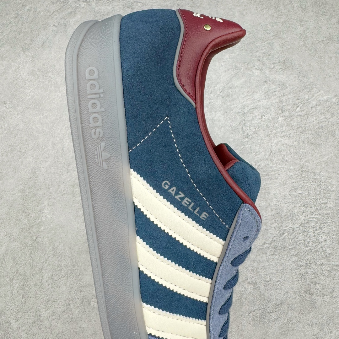 图片[6]-＃HP纯原 AD Original Gazelle Trainers 瞪羚室内鞋系列低帮复古百搭休闲运动德训风板鞋 藏青蓝 ID1008 高端零售特供批次 原厂定制长毛翻毛皮组合环保纤维革鞋面材质 内置环保海玻璃鞋垫 外置RB橡胶大底 产品品控稳定性领先行业 原厂全套原楦原纸板冲刀磨具开发 原厂皮料加持 原厂港宝加持定型后跟R度完美 将复古进行到底 简约流畅 三十年不变经典 这款Gazelle运动鞋 无论面料、配色、质感或设计 都只在重现其1991年原款的经典 皮革鞋面 撞色三条纹和鞋跟标的设计 力求呈现90年代的经典复古风潮 Samba火热的同时 也带动了其它的复古鞋型 Gazelle便是其中一只 Gazelle Indoor拥有包边更宽的T字型鞋头 更好的保护运动员的前掌 浓浓的复古氛围感 非常适合现在流行的Cleanfit风格 尺码：35.5 36 36⅔ 37⅓ 38 38⅔ 39⅓ 40 40⅔ 41⅓ 42 42⅔ 43⅓ 44 44⅔ 45-选品中心