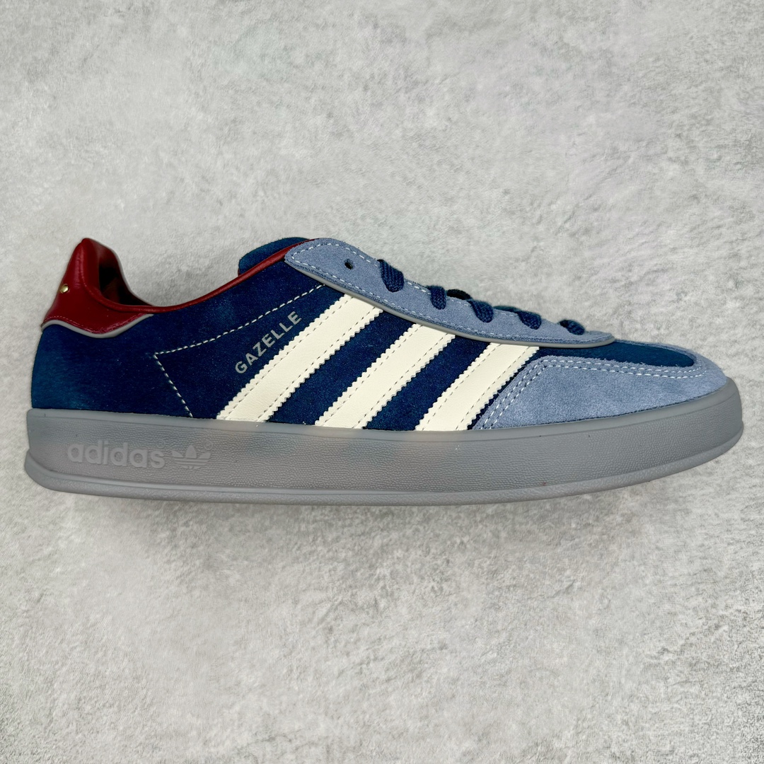 ＃HP纯原 AD Original Gazelle Trainers 瞪羚室内鞋系列低帮复古百搭休闲运动德训风板鞋 藏青蓝 ID1008 高端零售特供批次 原厂定制长毛翻毛皮组合环保纤维革鞋面材质 内置环保海玻璃鞋垫 外置RB橡胶大底 产品品控稳定性领先行业 原厂全套原楦原纸板冲刀磨具开发 原厂皮料加持 原厂港宝加持定型后跟R度完美 将复古进行到底 简约流畅 三十年不变经典 这款Gazelle运动鞋 无论面料、配色、质感或设计 都只在重现其1991年原款的经典 皮革鞋面 撞色三条纹和鞋跟标的设计 力求呈现90年代的经典复古风潮 Samba火热的同时 也带动了其它的复古鞋型 Gazelle便是其中一只 Gazelle Indoor拥有包边更宽的T字型鞋头 更好的保护运动员的前掌 浓浓的复古氛围感 非常适合现在流行的Cleanfit风格 尺码：35.5 36 36⅔ 37⅓ 38 38⅔ 39⅓ 40 40⅔ 41⅓ 42 42⅔ 43⅓ 44 44⅔ 45-选品中心