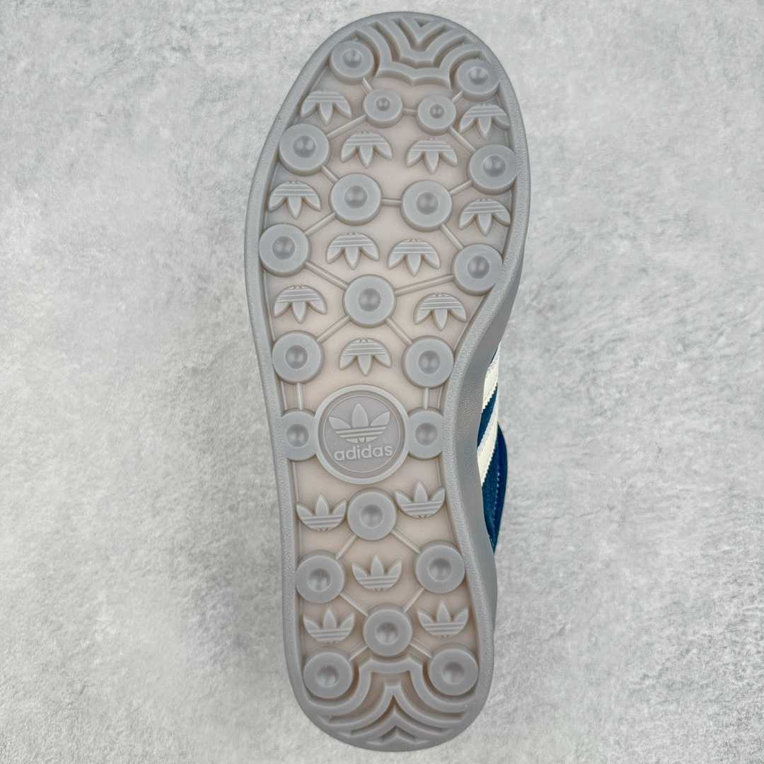 图片[9]-＃HP纯原 AD Original Gazelle Trainers 瞪羚室内鞋系列低帮复古百搭休闲运动德训风板鞋 藏青蓝 ID1008 高端零售特供批次 原厂定制长毛翻毛皮组合环保纤维革鞋面材质 内置环保海玻璃鞋垫 外置RB橡胶大底 产品品控稳定性领先行业 原厂全套原楦原纸板冲刀磨具开发 原厂皮料加持 原厂港宝加持定型后跟R度完美 将复古进行到底 简约流畅 三十年不变经典 这款Gazelle运动鞋 无论面料、配色、质感或设计 都只在重现其1991年原款的经典 皮革鞋面 撞色三条纹和鞋跟标的设计 力求呈现90年代的经典复古风潮 Samba火热的同时 也带动了其它的复古鞋型 Gazelle便是其中一只 Gazelle Indoor拥有包边更宽的T字型鞋头 更好的保护运动员的前掌 浓浓的复古氛围感 非常适合现在流行的Cleanfit风格 尺码：35.5 36 36⅔ 37⅓ 38 38⅔ 39⅓ 40 40⅔ 41⅓ 42 42⅔ 43⅓ 44 44⅔ 45-选品中心