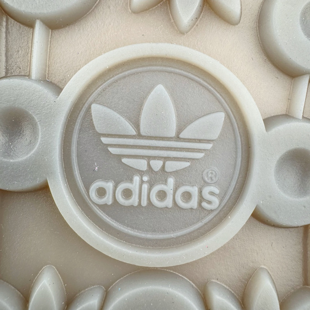 图片[21]-＃HP纯原 AD Original Gazelle Trainers 瞪羚室内鞋系列低帮复古百搭休闲运动德训风板鞋 藏青蓝 ID1008 高端零售特供批次 原厂定制长毛翻毛皮组合环保纤维革鞋面材质 内置环保海玻璃鞋垫 外置RB橡胶大底 产品品控稳定性领先行业 原厂全套原楦原纸板冲刀磨具开发 原厂皮料加持 原厂港宝加持定型后跟R度完美 将复古进行到底 简约流畅 三十年不变经典 这款Gazelle运动鞋 无论面料、配色、质感或设计 都只在重现其1991年原款的经典 皮革鞋面 撞色三条纹和鞋跟标的设计 力求呈现90年代的经典复古风潮 Samba火热的同时 也带动了其它的复古鞋型 Gazelle便是其中一只 Gazelle Indoor拥有包边更宽的T字型鞋头 更好的保护运动员的前掌 浓浓的复古氛围感 非常适合现在流行的Cleanfit风格 尺码：35.5 36 36⅔ 37⅓ 38 38⅔ 39⅓ 40 40⅔ 41⅓ 42 42⅔ 43⅓ 44 44⅔ 45-选品中心