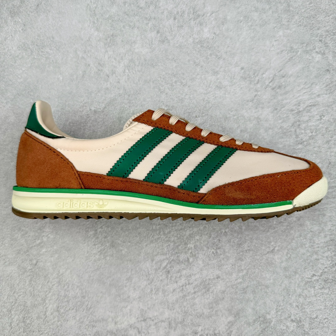 AD SL72 RS系列德训足球风百搭低帮休闲运动板鞋 JH8648 阿迪达斯Originals推出复古「T头鞋」造型的SL72鞋款复刻，有男女两款可选。男生款为SL72RS，鞋型挺立饱满，鞋底增加高度，采用麂皮与布面制作，符合复古氛围；女生款为SL72OGW，致敬经典款式，鞋身纤细，还原70年代设计，以绿色呈现，点缀金色细节。多款配色可选。「T 头鞋」这两年有多火大家见到了吧？明星、穿搭博主几乎人手一双，凭借复古味的外观，以及亲民的价格，同样成为了不少球鞋玩家日常上脚首选。近日 adidas Originals 将有「T 头鞋」造型的诞生于 1972 年的 SL72 鞋款复刻带回，各位买鞋又有新选择了。1972 年 SL72 问世后，引领了后来阿迪达斯的跑鞋发展方向，其中「SL」代表了 Super Light，彰显了产品轻便的特性。1972 年 SL72 问世后，引领了后来阿迪达斯的跑鞋发展方向，其中「SL」代表了 Super Light，彰显了产品轻便的特性。这次 adidas Originals 延续其轻质经典的基因，带来男女两款 SL72。男生款带来 SL72 RS 鞋型，RS 意为 Reshaped（重塑），鞋款在保留了经典的外观基础上，在尼龙材质里增加了填充物，使鞋型更加挺立和饱满，鞋头则更加圆润，鞋底的 EVA 材质则增加了鞋款的高度。女生款则带来 SL72 OG W 鞋型，OG 顾名思义则是致敬经典款式，相较于 RS（Reshaped）鞋款，鞋身更加纤细，其整体鞋身轮廓、线条、细节、材质上尊崇 70 年代 SL72 的设计，还原经典味道。尺码：36 36⅔ 37⅓ 38 38⅔ 39⅓ 40 40⅔ 41⅓ 42 42⅔ 43⅓ 44 44⅔ 45-选品中心
