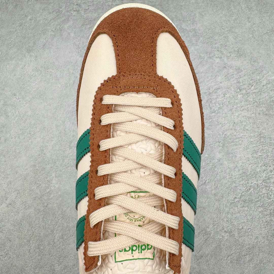 图片[4]-AD SL72 RS系列德训足球风百搭低帮休闲运动板鞋 JH8648 阿迪达斯Originals推出复古「T头鞋」造型的SL72鞋款复刻，有男女两款可选。男生款为SL72RS，鞋型挺立饱满，鞋底增加高度，采用麂皮与布面制作，符合复古氛围；女生款为SL72OGW，致敬经典款式，鞋身纤细，还原70年代设计，以绿色呈现，点缀金色细节。多款配色可选。「T 头鞋」这两年有多火大家见到了吧？明星、穿搭博主几乎人手一双，凭借复古味的外观，以及亲民的价格，同样成为了不少球鞋玩家日常上脚首选。近日 adidas Originals 将有「T 头鞋」造型的诞生于 1972 年的 SL72 鞋款复刻带回，各位买鞋又有新选择了。1972 年 SL72 问世后，引领了后来阿迪达斯的跑鞋发展方向，其中「SL」代表了 Super Light，彰显了产品轻便的特性。1972 年 SL72 问世后，引领了后来阿迪达斯的跑鞋发展方向，其中「SL」代表了 Super Light，彰显了产品轻便的特性。这次 adidas Originals 延续其轻质经典的基因，带来男女两款 SL72。男生款带来 SL72 RS 鞋型，RS 意为 Reshaped（重塑），鞋款在保留了经典的外观基础上，在尼龙材质里增加了填充物，使鞋型更加挺立和饱满，鞋头则更加圆润，鞋底的 EVA 材质则增加了鞋款的高度。女生款则带来 SL72 OG W 鞋型，OG 顾名思义则是致敬经典款式，相较于 RS（Reshaped）鞋款，鞋身更加纤细，其整体鞋身轮廓、线条、细节、材质上尊崇 70 年代 SL72 的设计，还原经典味道。尺码：36 36⅔ 37⅓ 38 38⅔ 39⅓ 40 40⅔ 41⅓ 42 42⅔ 43⅓ 44 44⅔ 45-选品中心