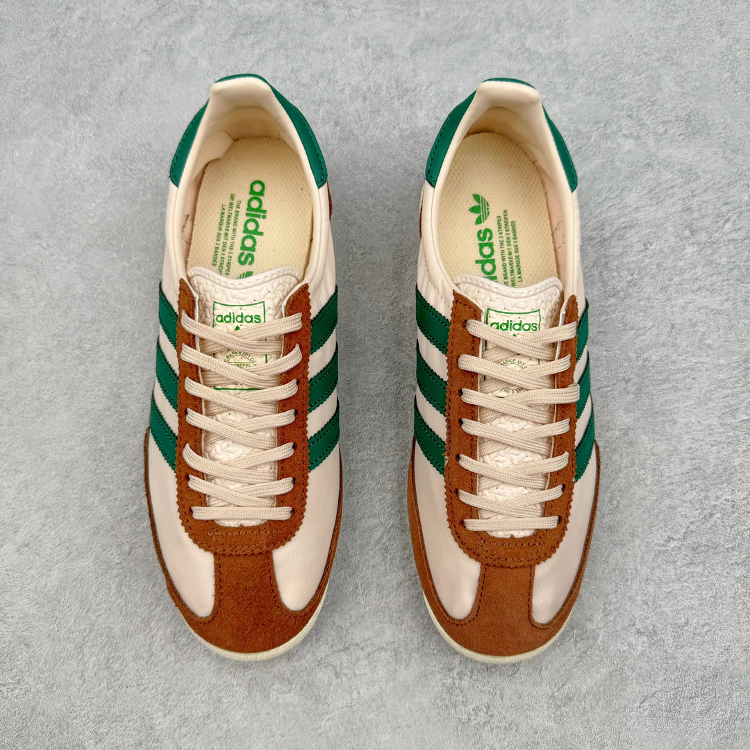 图片[2]-AD SL72 RS系列德训足球风百搭低帮休闲运动板鞋 JH8648 阿迪达斯Originals推出复古「T头鞋」造型的SL72鞋款复刻，有男女两款可选。男生款为SL72RS，鞋型挺立饱满，鞋底增加高度，采用麂皮与布面制作，符合复古氛围；女生款为SL72OGW，致敬经典款式，鞋身纤细，还原70年代设计，以绿色呈现，点缀金色细节。多款配色可选。「T 头鞋」这两年有多火大家见到了吧？明星、穿搭博主几乎人手一双，凭借复古味的外观，以及亲民的价格，同样成为了不少球鞋玩家日常上脚首选。近日 adidas Originals 将有「T 头鞋」造型的诞生于 1972 年的 SL72 鞋款复刻带回，各位买鞋又有新选择了。1972 年 SL72 问世后，引领了后来阿迪达斯的跑鞋发展方向，其中「SL」代表了 Super Light，彰显了产品轻便的特性。1972 年 SL72 问世后，引领了后来阿迪达斯的跑鞋发展方向，其中「SL」代表了 Super Light，彰显了产品轻便的特性。这次 adidas Originals 延续其轻质经典的基因，带来男女两款 SL72。男生款带来 SL72 RS 鞋型，RS 意为 Reshaped（重塑），鞋款在保留了经典的外观基础上，在尼龙材质里增加了填充物，使鞋型更加挺立和饱满，鞋头则更加圆润，鞋底的 EVA 材质则增加了鞋款的高度。女生款则带来 SL72 OG W 鞋型，OG 顾名思义则是致敬经典款式，相较于 RS（Reshaped）鞋款，鞋身更加纤细，其整体鞋身轮廓、线条、细节、材质上尊崇 70 年代 SL72 的设计，还原经典味道。尺码：36 36⅔ 37⅓ 38 38⅔ 39⅓ 40 40⅔ 41⅓ 42 42⅔ 43⅓ 44 44⅔ 45-选品中心