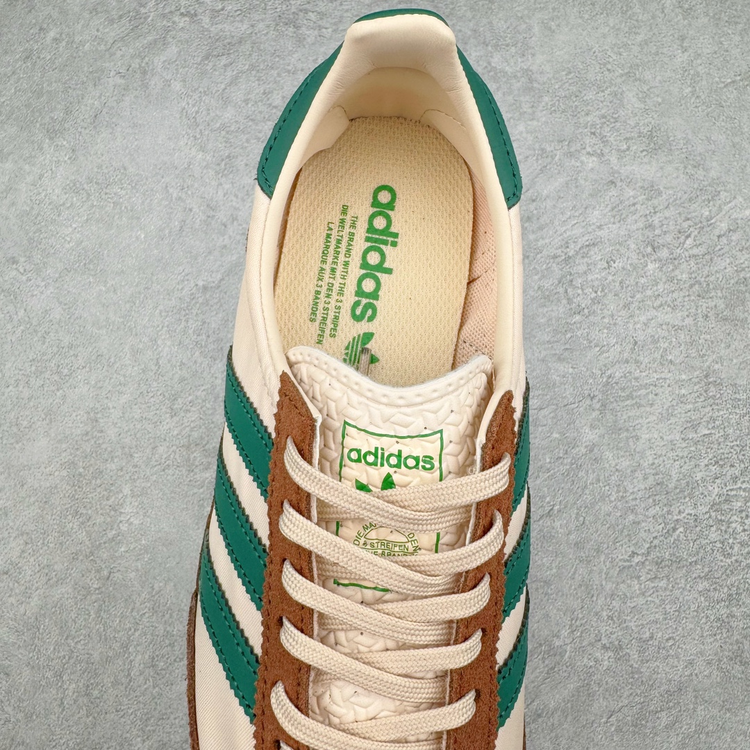图片[5]-AD SL72 RS系列德训足球风百搭低帮休闲运动板鞋 JH8648 阿迪达斯Originals推出复古「T头鞋」造型的SL72鞋款复刻，有男女两款可选。男生款为SL72RS，鞋型挺立饱满，鞋底增加高度，采用麂皮与布面制作，符合复古氛围；女生款为SL72OGW，致敬经典款式，鞋身纤细，还原70年代设计，以绿色呈现，点缀金色细节。多款配色可选。「T 头鞋」这两年有多火大家见到了吧？明星、穿搭博主几乎人手一双，凭借复古味的外观，以及亲民的价格，同样成为了不少球鞋玩家日常上脚首选。近日 adidas Originals 将有「T 头鞋」造型的诞生于 1972 年的 SL72 鞋款复刻带回，各位买鞋又有新选择了。1972 年 SL72 问世后，引领了后来阿迪达斯的跑鞋发展方向，其中「SL」代表了 Super Light，彰显了产品轻便的特性。1972 年 SL72 问世后，引领了后来阿迪达斯的跑鞋发展方向，其中「SL」代表了 Super Light，彰显了产品轻便的特性。这次 adidas Originals 延续其轻质经典的基因，带来男女两款 SL72。男生款带来 SL72 RS 鞋型，RS 意为 Reshaped（重塑），鞋款在保留了经典的外观基础上，在尼龙材质里增加了填充物，使鞋型更加挺立和饱满，鞋头则更加圆润，鞋底的 EVA 材质则增加了鞋款的高度。女生款则带来 SL72 OG W 鞋型，OG 顾名思义则是致敬经典款式，相较于 RS（Reshaped）鞋款，鞋身更加纤细，其整体鞋身轮廓、线条、细节、材质上尊崇 70 年代 SL72 的设计，还原经典味道。尺码：36 36⅔ 37⅓ 38 38⅔ 39⅓ 40 40⅔ 41⅓ 42 42⅔ 43⅓ 44 44⅔ 45-选品中心