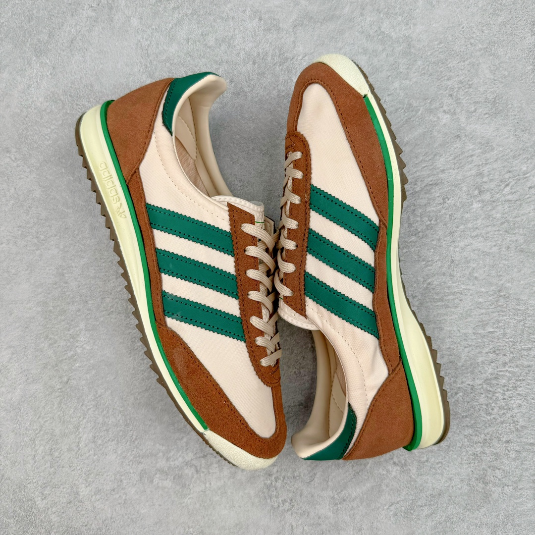图片[3]-AD SL72 RS系列德训足球风百搭低帮休闲运动板鞋 JH8648 阿迪达斯Originals推出复古「T头鞋」造型的SL72鞋款复刻，有男女两款可选。男生款为SL72RS，鞋型挺立饱满，鞋底增加高度，采用麂皮与布面制作，符合复古氛围；女生款为SL72OGW，致敬经典款式，鞋身纤细，还原70年代设计，以绿色呈现，点缀金色细节。多款配色可选。「T 头鞋」这两年有多火大家见到了吧？明星、穿搭博主几乎人手一双，凭借复古味的外观，以及亲民的价格，同样成为了不少球鞋玩家日常上脚首选。近日 adidas Originals 将有「T 头鞋」造型的诞生于 1972 年的 SL72 鞋款复刻带回，各位买鞋又有新选择了。1972 年 SL72 问世后，引领了后来阿迪达斯的跑鞋发展方向，其中「SL」代表了 Super Light，彰显了产品轻便的特性。1972 年 SL72 问世后，引领了后来阿迪达斯的跑鞋发展方向，其中「SL」代表了 Super Light，彰显了产品轻便的特性。这次 adidas Originals 延续其轻质经典的基因，带来男女两款 SL72。男生款带来 SL72 RS 鞋型，RS 意为 Reshaped（重塑），鞋款在保留了经典的外观基础上，在尼龙材质里增加了填充物，使鞋型更加挺立和饱满，鞋头则更加圆润，鞋底的 EVA 材质则增加了鞋款的高度。女生款则带来 SL72 OG W 鞋型，OG 顾名思义则是致敬经典款式，相较于 RS（Reshaped）鞋款，鞋身更加纤细，其整体鞋身轮廓、线条、细节、材质上尊崇 70 年代 SL72 的设计，还原经典味道。尺码：36 36⅔ 37⅓ 38 38⅔ 39⅓ 40 40⅔ 41⅓ 42 42⅔ 43⅓ 44 44⅔ 45-选品中心
