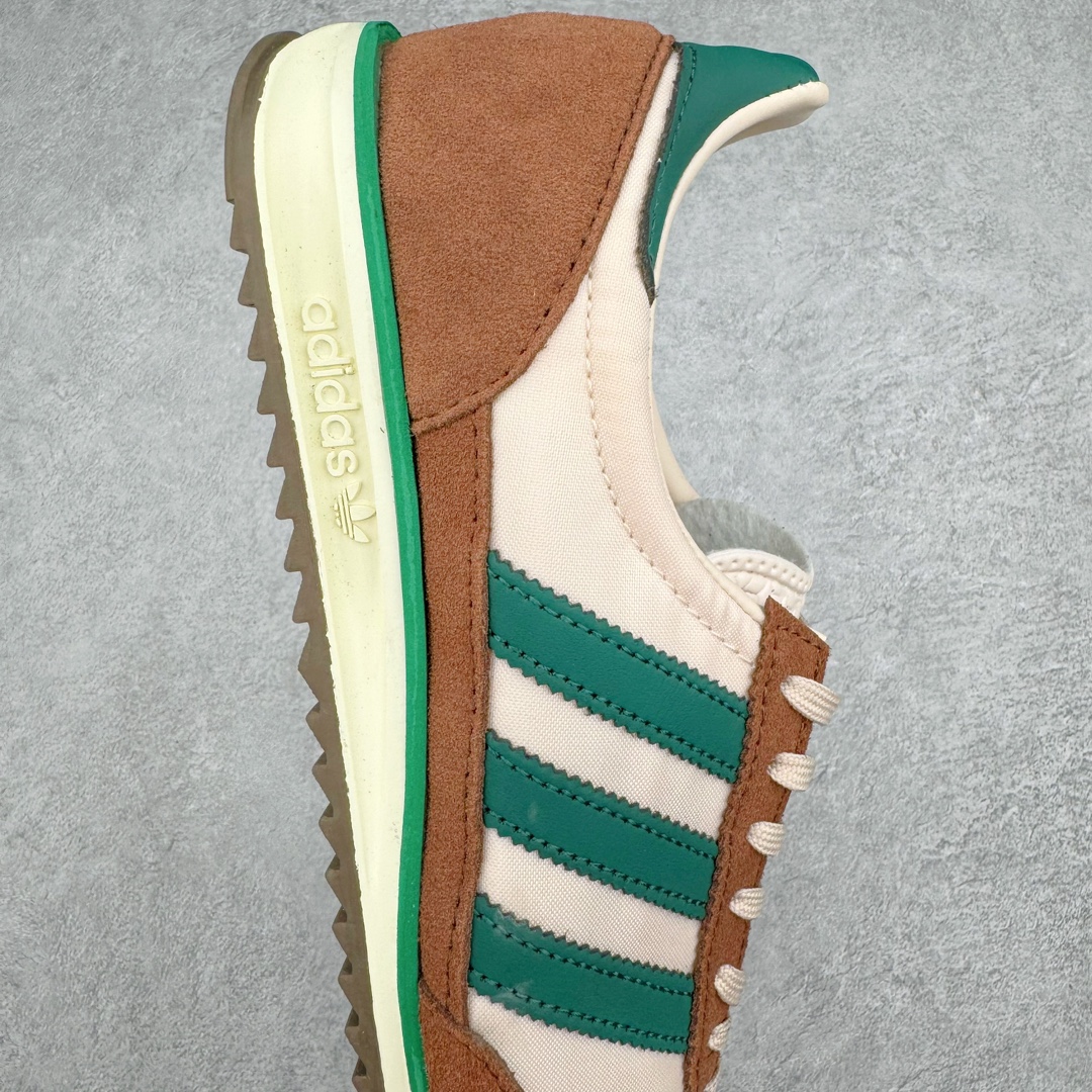 图片[6]-AD SL72 RS系列德训足球风百搭低帮休闲运动板鞋 JH8648 阿迪达斯Originals推出复古「T头鞋」造型的SL72鞋款复刻，有男女两款可选。男生款为SL72RS，鞋型挺立饱满，鞋底增加高度，采用麂皮与布面制作，符合复古氛围；女生款为SL72OGW，致敬经典款式，鞋身纤细，还原70年代设计，以绿色呈现，点缀金色细节。多款配色可选。「T 头鞋」这两年有多火大家见到了吧？明星、穿搭博主几乎人手一双，凭借复古味的外观，以及亲民的价格，同样成为了不少球鞋玩家日常上脚首选。近日 adidas Originals 将有「T 头鞋」造型的诞生于 1972 年的 SL72 鞋款复刻带回，各位买鞋又有新选择了。1972 年 SL72 问世后，引领了后来阿迪达斯的跑鞋发展方向，其中「SL」代表了 Super Light，彰显了产品轻便的特性。1972 年 SL72 问世后，引领了后来阿迪达斯的跑鞋发展方向，其中「SL」代表了 Super Light，彰显了产品轻便的特性。这次 adidas Originals 延续其轻质经典的基因，带来男女两款 SL72。男生款带来 SL72 RS 鞋型，RS 意为 Reshaped（重塑），鞋款在保留了经典的外观基础上，在尼龙材质里增加了填充物，使鞋型更加挺立和饱满，鞋头则更加圆润，鞋底的 EVA 材质则增加了鞋款的高度。女生款则带来 SL72 OG W 鞋型，OG 顾名思义则是致敬经典款式，相较于 RS（Reshaped）鞋款，鞋身更加纤细，其整体鞋身轮廓、线条、细节、材质上尊崇 70 年代 SL72 的设计，还原经典味道。尺码：36 36⅔ 37⅓ 38 38⅔ 39⅓ 40 40⅔ 41⅓ 42 42⅔ 43⅓ 44 44⅔ 45-选品中心