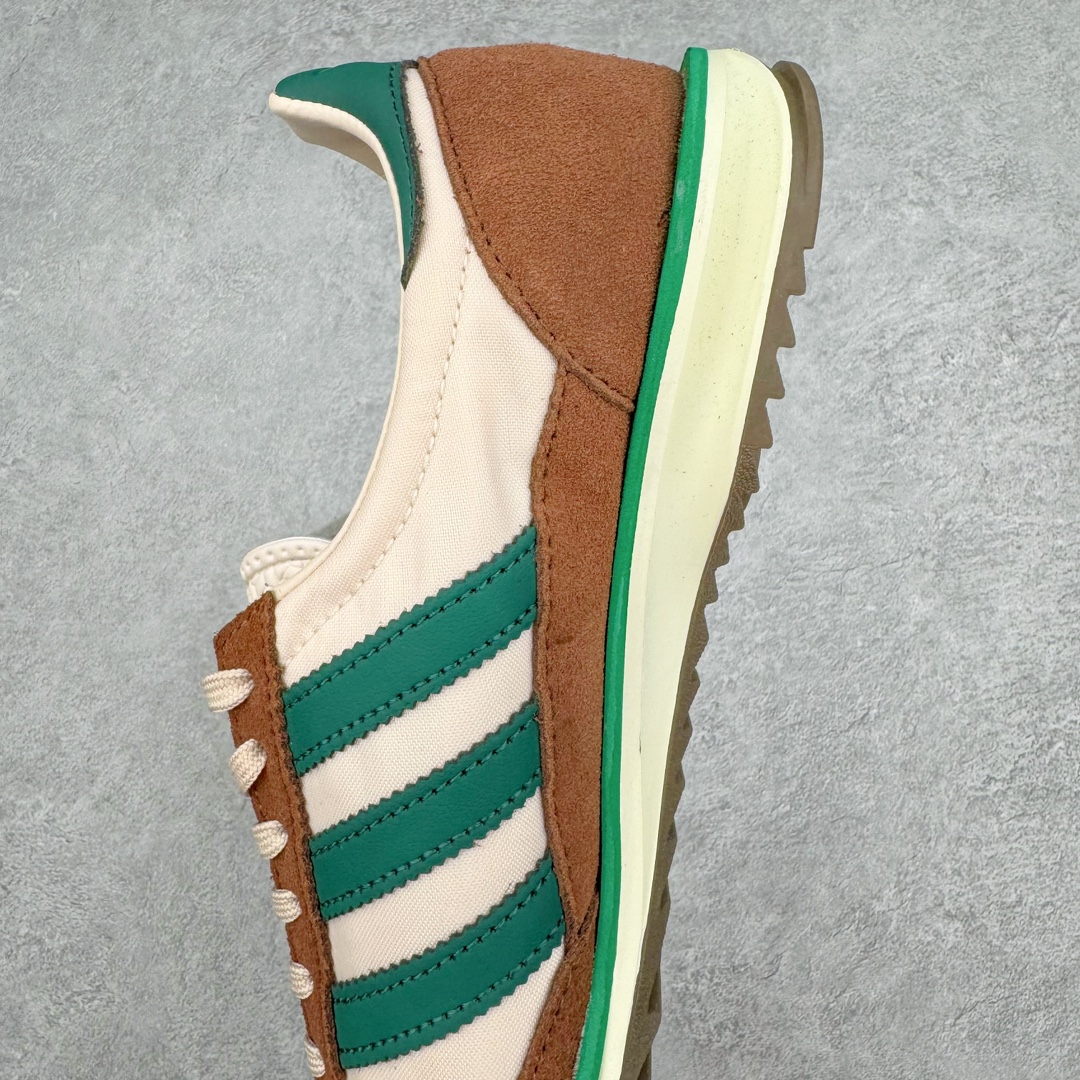 图片[7]-AD SL72 RS系列德训足球风百搭低帮休闲运动板鞋 JH8648 阿迪达斯Originals推出复古「T头鞋」造型的SL72鞋款复刻，有男女两款可选。男生款为SL72RS，鞋型挺立饱满，鞋底增加高度，采用麂皮与布面制作，符合复古氛围；女生款为SL72OGW，致敬经典款式，鞋身纤细，还原70年代设计，以绿色呈现，点缀金色细节。多款配色可选。「T 头鞋」这两年有多火大家见到了吧？明星、穿搭博主几乎人手一双，凭借复古味的外观，以及亲民的价格，同样成为了不少球鞋玩家日常上脚首选。近日 adidas Originals 将有「T 头鞋」造型的诞生于 1972 年的 SL72 鞋款复刻带回，各位买鞋又有新选择了。1972 年 SL72 问世后，引领了后来阿迪达斯的跑鞋发展方向，其中「SL」代表了 Super Light，彰显了产品轻便的特性。1972 年 SL72 问世后，引领了后来阿迪达斯的跑鞋发展方向，其中「SL」代表了 Super Light，彰显了产品轻便的特性。这次 adidas Originals 延续其轻质经典的基因，带来男女两款 SL72。男生款带来 SL72 RS 鞋型，RS 意为 Reshaped（重塑），鞋款在保留了经典的外观基础上，在尼龙材质里增加了填充物，使鞋型更加挺立和饱满，鞋头则更加圆润，鞋底的 EVA 材质则增加了鞋款的高度。女生款则带来 SL72 OG W 鞋型，OG 顾名思义则是致敬经典款式，相较于 RS（Reshaped）鞋款，鞋身更加纤细，其整体鞋身轮廓、线条、细节、材质上尊崇 70 年代 SL72 的设计，还原经典味道。尺码：36 36⅔ 37⅓ 38 38⅔ 39⅓ 40 40⅔ 41⅓ 42 42⅔ 43⅓ 44 44⅔ 45-选品中心