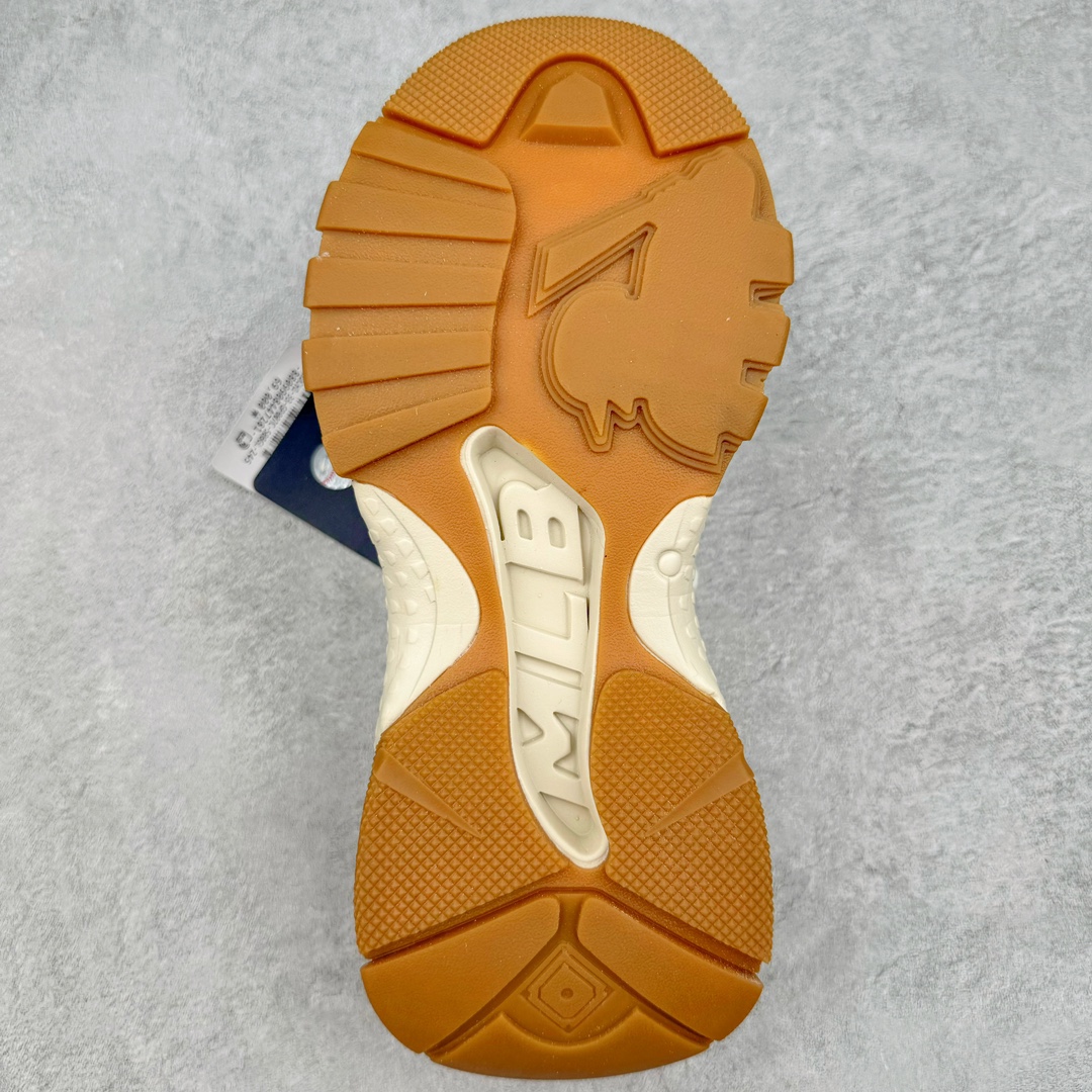 图片[9]-MLB Sandal Chunky Mask 纽约洋基队百搭时尚运动凉鞋 MLB是韩国F&F旗下潮流服装品牌 拥有150年历史的经典传统 是街头文化和国际生活方式的领导者 MLB拥有包括男装、女装、童装、配饰在内的全品类服饰 提供覆盖各性别、各年龄层、From Head to Toe的穿搭装备 其产品结合了韩国的时尚造型与质感 展现了运动服饰也可以兼具时尚潮流的风格 在产品设计上 MLB不仅融合了美国职业棒球大联盟的各当家球队 更结合了棒球运动中的各个元素 复古风范自信控场 复古鞋型率先勾描独特的自我态度 在经典线条与时尚元素的精彩交织下刷新街头复古运动风潮 质感十足兼备卓越的舒适透气性能迎合夏日追求的自在脚感。尺码：36 36.5 37.5 38 38.5 39 40 40.5 41 42 42.5 43 44 45-选品中心