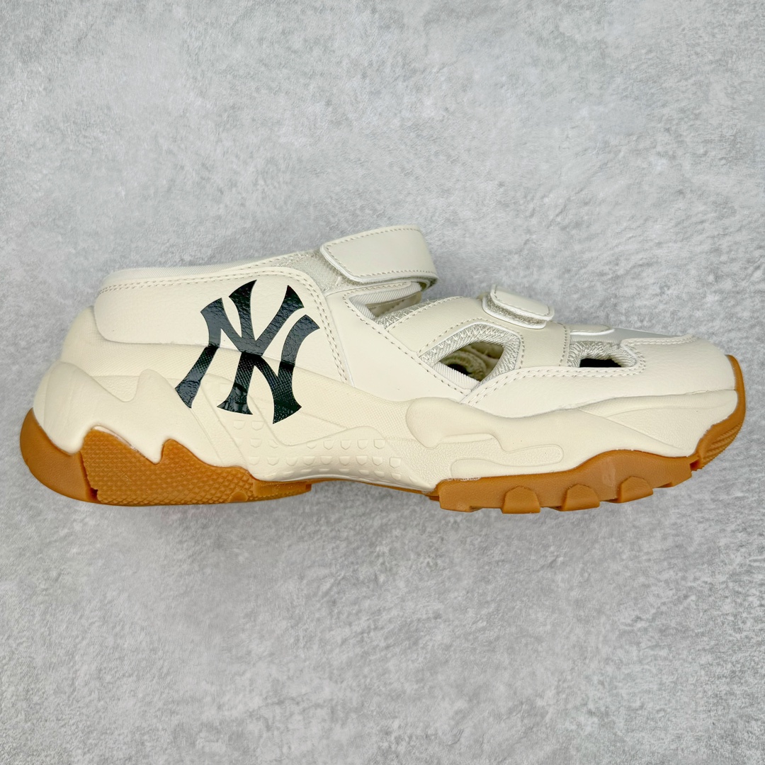 MLB Sandal Chunky Mask 纽约洋基队百搭时尚运动凉鞋 MLB是韩国F&F旗下潮流服装品牌 拥有150年历史的经典传统 是街头文化和国际生活方式的领导者 MLB拥有包括男装、女装、童装、配饰在内的全品类服饰 提供覆盖各性别、各年龄层、From Head to Toe的穿搭装备 其产品结合了韩国的时尚造型与质感 展现了运动服饰也可以兼具时尚潮流的风格 在产品设计上 MLB不仅融合了美国职业棒球大联盟的各当家球队 更结合了棒球运动中的各个元素 复古风范自信控场 复古鞋型率先勾描独特的自我态度 在经典线条与时尚元素的精彩交织下刷新街头复古运动风潮 质感十足兼备卓越的舒适透气性能迎合夏日追求的自在脚感。尺码：36 36.5 37.5 38 38.5 39 40 40.5 41 42 42.5 43 44 45-选品中心