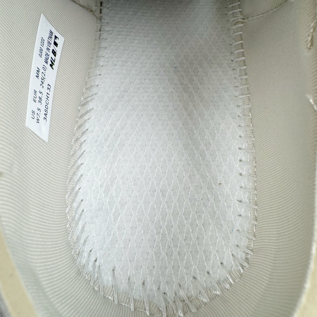 图片[10]-MLB Sandal Chunky Mask 纽约洋基队百搭时尚运动凉鞋 MLB是韩国F&F旗下潮流服装品牌 拥有150年历史的经典传统 是街头文化和国际生活方式的领导者 MLB拥有包括男装、女装、童装、配饰在内的全品类服饰 提供覆盖各性别、各年龄层、From Head to Toe的穿搭装备 其产品结合了韩国的时尚造型与质感 展现了运动服饰也可以兼具时尚潮流的风格 在产品设计上 MLB不仅融合了美国职业棒球大联盟的各当家球队 更结合了棒球运动中的各个元素 复古风范自信控场 复古鞋型率先勾描独特的自我态度 在经典线条与时尚元素的精彩交织下刷新街头复古运动风潮 质感十足兼备卓越的舒适透气性能迎合夏日追求的自在脚感。尺码：36 36.5 37.5 38 38.5 39 40 40.5 41 42 42.5 43 44 45-选品中心