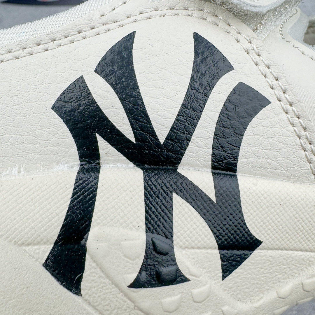 图片[15]-MLB Sandal Chunky Mask 纽约洋基队百搭时尚运动凉鞋 MLB是韩国F&F旗下潮流服装品牌 拥有150年历史的经典传统 是街头文化和国际生活方式的领导者 MLB拥有包括男装、女装、童装、配饰在内的全品类服饰 提供覆盖各性别、各年龄层、From Head to Toe的穿搭装备 其产品结合了韩国的时尚造型与质感 展现了运动服饰也可以兼具时尚潮流的风格 在产品设计上 MLB不仅融合了美国职业棒球大联盟的各当家球队 更结合了棒球运动中的各个元素 复古风范自信控场 复古鞋型率先勾描独特的自我态度 在经典线条与时尚元素的精彩交织下刷新街头复古运动风潮 质感十足兼备卓越的舒适透气性能迎合夏日追求的自在脚感。尺码：36 36.5 37.5 38 38.5 39 40 40.5 41 42 42.5 43 44 45-选品中心