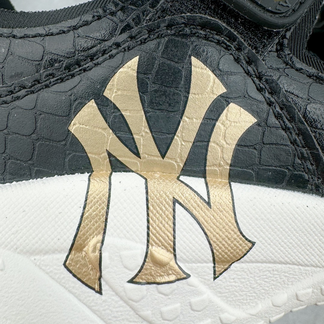 图片[12]-MLB Sandal Chunky Mask 纽约洋基队百搭时尚运动凉鞋 MLB是韩国F&F旗下潮流服装品牌 拥有150年历史的经典传统 是街头文化和国际生活方式的领导者 MLB拥有包括男装、女装、童装、配饰在内的全品类服饰 提供覆盖各性别、各年龄层、From Head to Toe的穿搭装备 其产品结合了韩国的时尚造型与质感 展现了运动服饰也可以兼具时尚潮流的风格 在产品设计上 MLB不仅融合了美国职业棒球大联盟的各当家球队 更结合了棒球运动中的各个元素 复古风范自信控场 复古鞋型率先勾描独特的自我态度 在经典线条与时尚元素的精彩交织下刷新街头复古运动风潮 质感十足兼备卓越的舒适透气性能迎合夏日追求的自在脚感。尺码：36 36.5 37.5 38 38.5 39 40 40.5 41 42 42.5 43 44 45-选品中心