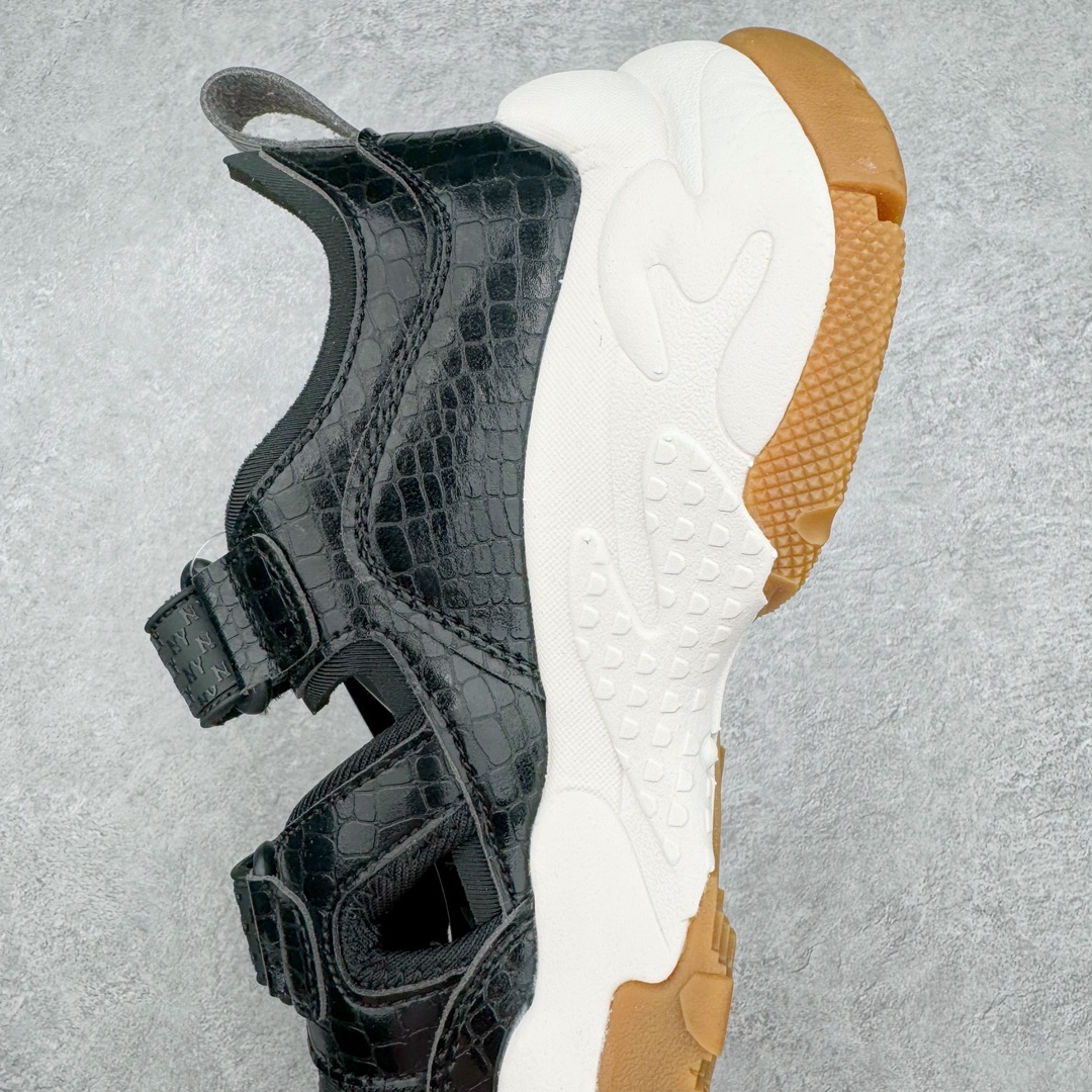 图片[7]-MLB Sandal Chunky Mask 纽约洋基队百搭时尚运动凉鞋 MLB是韩国F&F旗下潮流服装品牌 拥有150年历史的经典传统 是街头文化和国际生活方式的领导者 MLB拥有包括男装、女装、童装、配饰在内的全品类服饰 提供覆盖各性别、各年龄层、From Head to Toe的穿搭装备 其产品结合了韩国的时尚造型与质感 展现了运动服饰也可以兼具时尚潮流的风格 在产品设计上 MLB不仅融合了美国职业棒球大联盟的各当家球队 更结合了棒球运动中的各个元素 复古风范自信控场 复古鞋型率先勾描独特的自我态度 在经典线条与时尚元素的精彩交织下刷新街头复古运动风潮 质感十足兼备卓越的舒适透气性能迎合夏日追求的自在脚感。尺码：36 36.5 37.5 38 38.5 39 40 40.5 41 42 42.5 43 44 45-选品中心