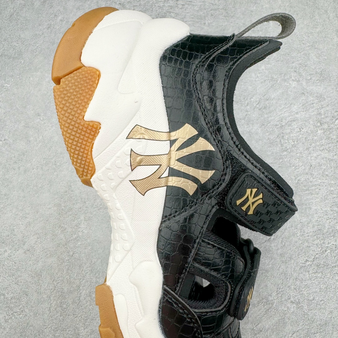 图片[6]-MLB Sandal Chunky Mask 纽约洋基队百搭时尚运动凉鞋 MLB是韩国F&F旗下潮流服装品牌 拥有150年历史的经典传统 是街头文化和国际生活方式的领导者 MLB拥有包括男装、女装、童装、配饰在内的全品类服饰 提供覆盖各性别、各年龄层、From Head to Toe的穿搭装备 其产品结合了韩国的时尚造型与质感 展现了运动服饰也可以兼具时尚潮流的风格 在产品设计上 MLB不仅融合了美国职业棒球大联盟的各当家球队 更结合了棒球运动中的各个元素 复古风范自信控场 复古鞋型率先勾描独特的自我态度 在经典线条与时尚元素的精彩交织下刷新街头复古运动风潮 质感十足兼备卓越的舒适透气性能迎合夏日追求的自在脚感。尺码：36 36.5 37.5 38 38.5 39 40 40.5 41 42 42.5 43 44 45-选品中心