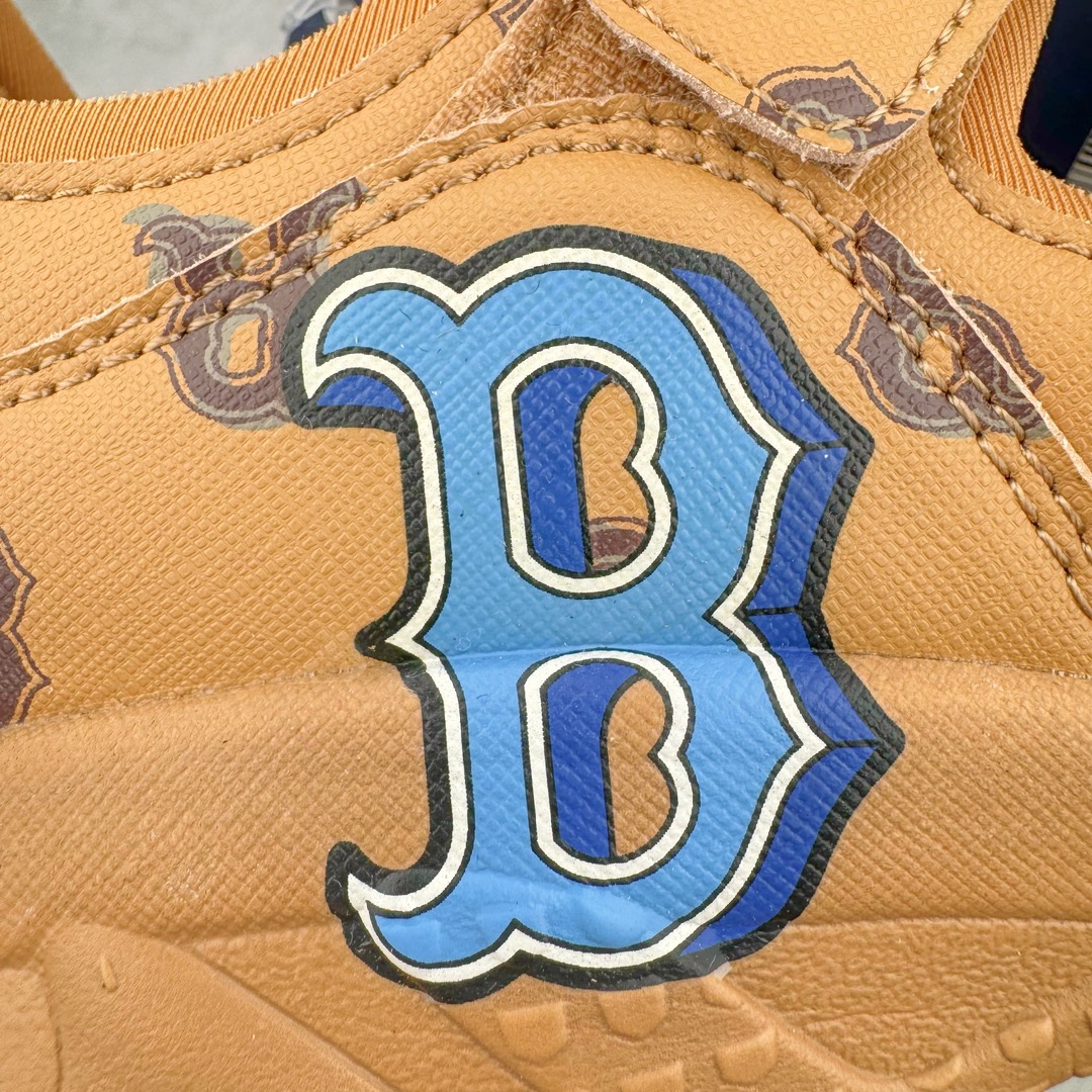 图片[12]-MLB Sandal Chunky Mask 纽约洋基队百搭时尚运动凉鞋 MLB是韩国F&F旗下潮流服装品牌 拥有150年历史的经典传统 是街头文化和国际生活方式的领导者 MLB拥有包括男装、女装、童装、配饰在内的全品类服饰 提供覆盖各性别、各年龄层、From Head to Toe的穿搭装备 其产品结合了韩国的时尚造型与质感 展现了运动服饰也可以兼具时尚潮流的风格 在产品设计上 MLB不仅融合了美国职业棒球大联盟的各当家球队 更结合了棒球运动中的各个元素 复古风范自信控场 复古鞋型率先勾描独特的自我态度 在经典线条与时尚元素的精彩交织下刷新街头复古运动风潮 质感十足兼备卓越的舒适透气性能迎合夏日追求的自在脚感。尺码：36 36.5 37.5 38 38.5 39 40 40.5 41 42 42.5 43 44 45-选品中心