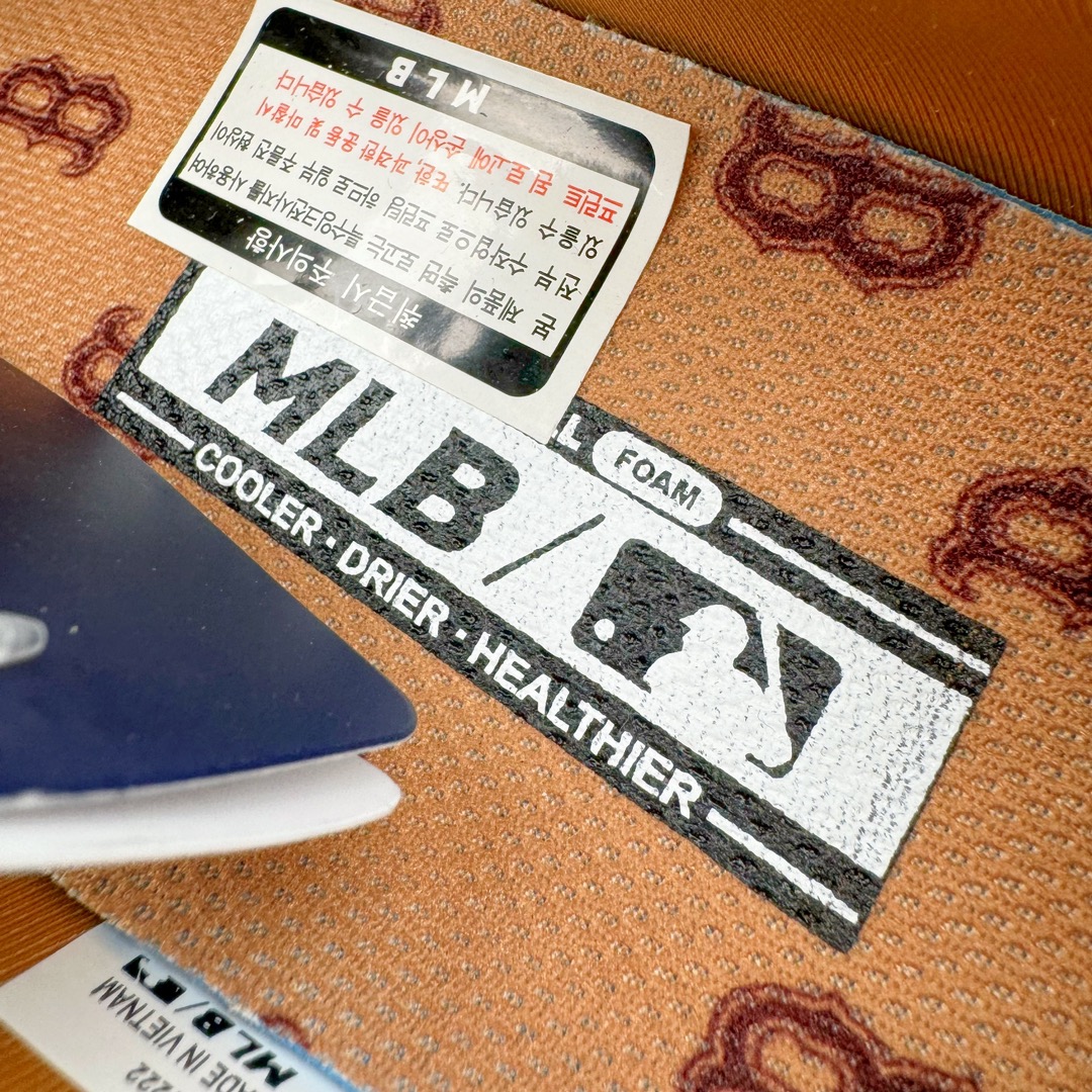 图片[15]-MLB Sandal Chunky Mask 纽约洋基队百搭时尚运动凉鞋 MLB是韩国F&F旗下潮流服装品牌 拥有150年历史的经典传统 是街头文化和国际生活方式的领导者 MLB拥有包括男装、女装、童装、配饰在内的全品类服饰 提供覆盖各性别、各年龄层、From Head to Toe的穿搭装备 其产品结合了韩国的时尚造型与质感 展现了运动服饰也可以兼具时尚潮流的风格 在产品设计上 MLB不仅融合了美国职业棒球大联盟的各当家球队 更结合了棒球运动中的各个元素 复古风范自信控场 复古鞋型率先勾描独特的自我态度 在经典线条与时尚元素的精彩交织下刷新街头复古运动风潮 质感十足兼备卓越的舒适透气性能迎合夏日追求的自在脚感。尺码：36 36.5 37.5 38 38.5 39 40 40.5 41 42 42.5 43 44 45-选品中心