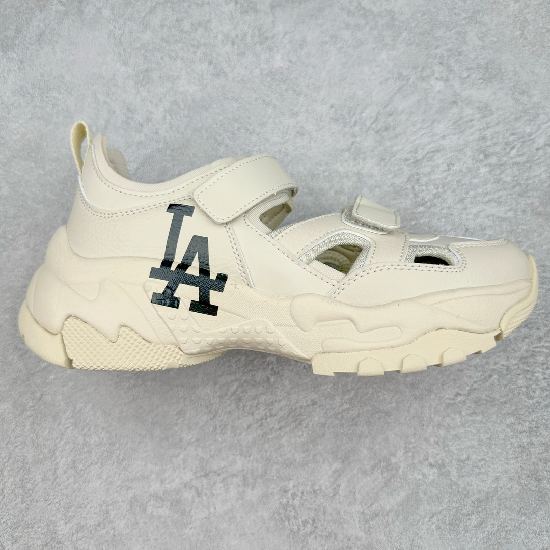 MLB Sandal Chunky Mask 纽约洋基队百搭时尚运动凉鞋 MLB是韩国F&F旗下潮流服装品牌 拥有150年历史的经典传统 是街头文化和国际生活方式的领导者 MLB拥有包括男装、女装、童装、配饰在内的全品类服饰 提供覆盖各性别、各年龄层、From Head to Toe的穿搭装备 其产品结合了韩国的时尚造型与质感 展现了运动服饰也可以兼具时尚潮流的风格 在产品设计上 MLB不仅融合了美国职业棒球大联盟的各当家球队 更结合了棒球运动中的各个元素 复古风范自信控场 复古鞋型率先勾描独特的自我态度 在经典线条与时尚元素的精彩交织下刷新街头复古运动风潮 质感十足兼备卓越的舒适透气性能迎合夏日追求的自在脚感。尺码：36 36.5 37.5 38 38.5 39 40 40.5 41 42 42.5 43 44 45-选品中心
