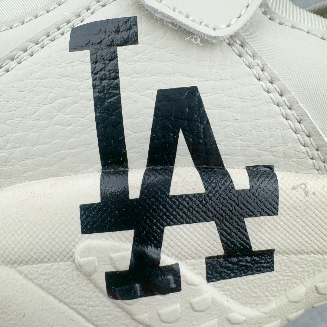 图片[11]-MLB Sandal Chunky Mask 纽约洋基队百搭时尚运动凉鞋 MLB是韩国F&F旗下潮流服装品牌 拥有150年历史的经典传统 是街头文化和国际生活方式的领导者 MLB拥有包括男装、女装、童装、配饰在内的全品类服饰 提供覆盖各性别、各年龄层、From Head to Toe的穿搭装备 其产品结合了韩国的时尚造型与质感 展现了运动服饰也可以兼具时尚潮流的风格 在产品设计上 MLB不仅融合了美国职业棒球大联盟的各当家球队 更结合了棒球运动中的各个元素 复古风范自信控场 复古鞋型率先勾描独特的自我态度 在经典线条与时尚元素的精彩交织下刷新街头复古运动风潮 质感十足兼备卓越的舒适透气性能迎合夏日追求的自在脚感。尺码：36 36.5 37.5 38 38.5 39 40 40.5 41 42 42.5 43 44 45-选品中心