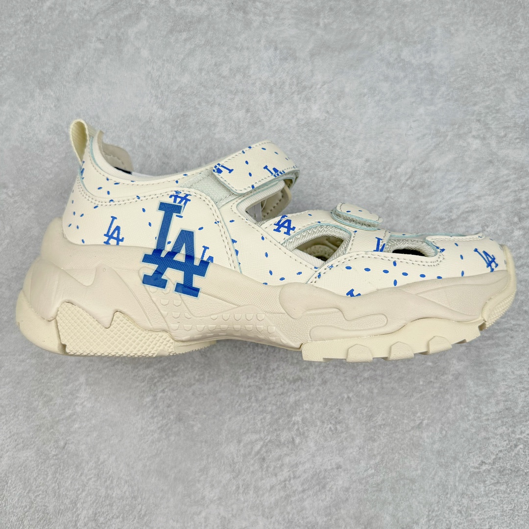 图片[2]-MLB Sandal Chunky Mask 纽约洋基队百搭时尚运动凉鞋 MLB是韩国F&F旗下潮流服装品牌 拥有150年历史的经典传统 是街头文化和国际生活方式的领导者 MLB拥有包括男装、女装、童装、配饰在内的全品类服饰 提供覆盖各性别、各年龄层、From Head to Toe的穿搭装备 其产品结合了韩国的时尚造型与质感 展现了运动服饰也可以兼具时尚潮流的风格 在产品设计上 MLB不仅融合了美国职业棒球大联盟的各当家球队 更结合了棒球运动中的各个元素 复古风范自信控场 复古鞋型率先勾描独特的自我态度 在经典线条与时尚元素的精彩交织下刷新街头复古运动风潮 质感十足兼备卓越的舒适透气性能迎合夏日追求的自在脚感。尺码：36 36.5 37.5 38 38.5 39 40 40.5 41 42 42.5 43 44 45-选品中心