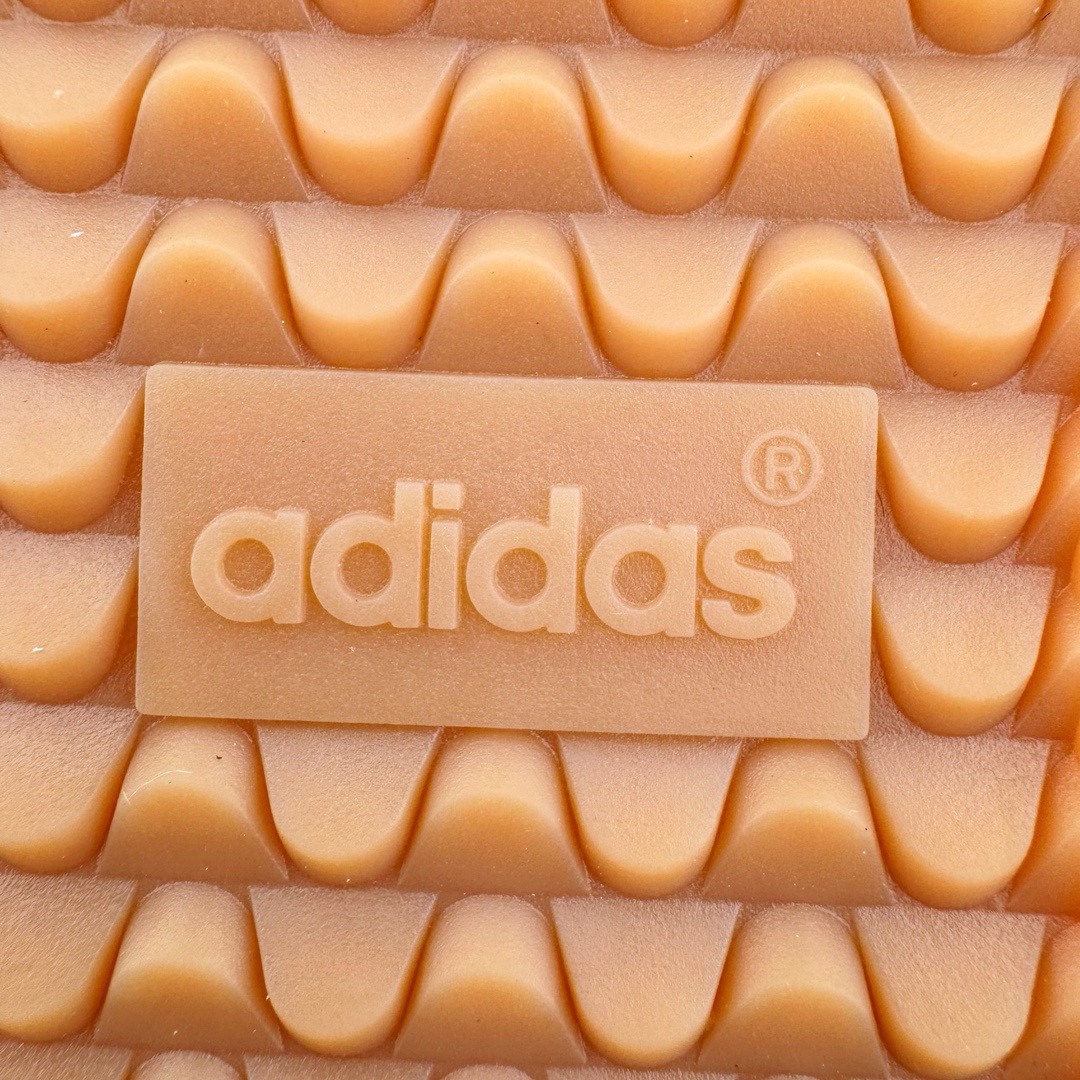 图片[18]-＃PB福利特价 AD Original Samba OG 复古经典轻便板鞋 米白黑 ID0478 口碑大厂出品 品控大底版型不断改良更新 全套原纸板楦头开发 确保原汁原味 完美呈现版型 一比一鞋头弧度高度鞋身弧度 此版本只针对中端市场 皮料材质有所更替 其他数据细节工艺流程均保持一致 绝不口嗨 细节品控鞋型随意对比 正确烫金高频细节 原装纳米超迁皮料 独家私模橡胶大底 原盒原配 这款桑巴鞋展示了高质量的工艺 带有装饰的超锁缝制和无缝的手感 柔软、柔软的皮革造型和标志性的3条纹完成了精致的外观 正规合身鞋带 鞋面上有绒面鞋垫 橡胶鞋底 享受正畸套筒软感 自50年代首次亮相以来就一直在赢得粉丝的青睐 尺码：36 36.5 37.5 38 38.5 39 40 40.5 41 42 42.5 43 44 44.5 45 46-选品中心