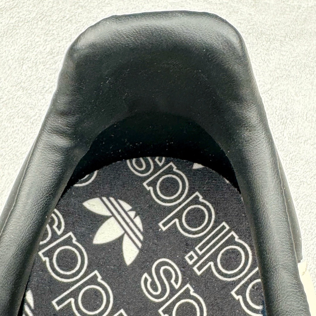 图片[12]-＃PB福利特价 AD Original Samba OG 复古经典轻便板鞋 米白黑 ID0478 口碑大厂出品 品控大底版型不断改良更新 全套原纸板楦头开发 确保原汁原味 完美呈现版型 一比一鞋头弧度高度鞋身弧度 此版本只针对中端市场 皮料材质有所更替 其他数据细节工艺流程均保持一致 绝不口嗨 细节品控鞋型随意对比 正确烫金高频细节 原装纳米超迁皮料 独家私模橡胶大底 原盒原配 这款桑巴鞋展示了高质量的工艺 带有装饰的超锁缝制和无缝的手感 柔软、柔软的皮革造型和标志性的3条纹完成了精致的外观 正规合身鞋带 鞋面上有绒面鞋垫 橡胶鞋底 享受正畸套筒软感 自50年代首次亮相以来就一直在赢得粉丝的青睐 尺码：36 36.5 37.5 38 38.5 39 40 40.5 41 42 42.5 43 44 44.5 45 46-选品中心