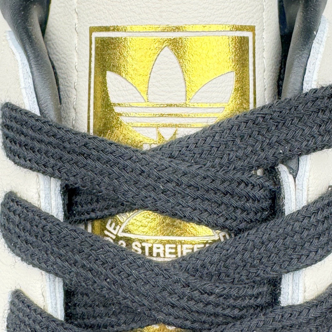 图片[13]-＃PB福利特价 AD Original Samba OG 复古经典轻便板鞋 米白黑 ID0478 口碑大厂出品 品控大底版型不断改良更新 全套原纸板楦头开发 确保原汁原味 完美呈现版型 一比一鞋头弧度高度鞋身弧度 此版本只针对中端市场 皮料材质有所更替 其他数据细节工艺流程均保持一致 绝不口嗨 细节品控鞋型随意对比 正确烫金高频细节 原装纳米超迁皮料 独家私模橡胶大底 原盒原配 这款桑巴鞋展示了高质量的工艺 带有装饰的超锁缝制和无缝的手感 柔软、柔软的皮革造型和标志性的3条纹完成了精致的外观 正规合身鞋带 鞋面上有绒面鞋垫 橡胶鞋底 享受正畸套筒软感 自50年代首次亮相以来就一直在赢得粉丝的青睐 尺码：36 36.5 37.5 38 38.5 39 40 40.5 41 42 42.5 43 44 44.5 45 46-选品中心