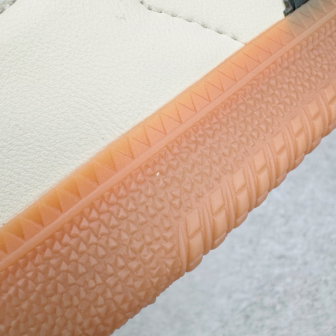 图片[17]-＃PB福利特价 AD Original Samba OG 复古经典轻便板鞋 米白黑 ID0478 口碑大厂出品 品控大底版型不断改良更新 全套原纸板楦头开发 确保原汁原味 完美呈现版型 一比一鞋头弧度高度鞋身弧度 此版本只针对中端市场 皮料材质有所更替 其他数据细节工艺流程均保持一致 绝不口嗨 细节品控鞋型随意对比 正确烫金高频细节 原装纳米超迁皮料 独家私模橡胶大底 原盒原配 这款桑巴鞋展示了高质量的工艺 带有装饰的超锁缝制和无缝的手感 柔软、柔软的皮革造型和标志性的3条纹完成了精致的外观 正规合身鞋带 鞋面上有绒面鞋垫 橡胶鞋底 享受正畸套筒软感 自50年代首次亮相以来就一直在赢得粉丝的青睐 尺码：36 36.5 37.5 38 38.5 39 40 40.5 41 42 42.5 43 44 44.5 45 46-选品中心