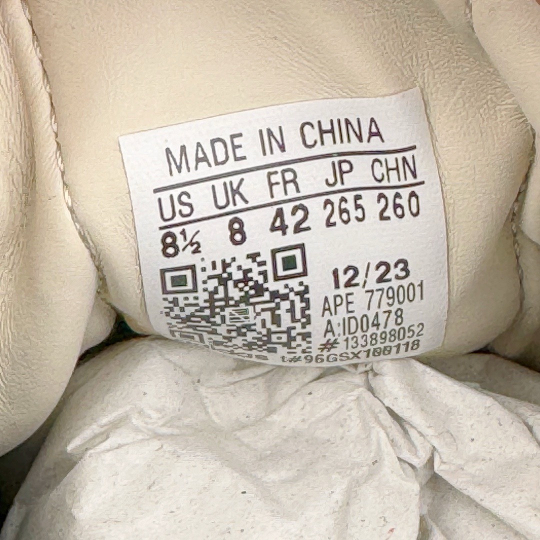 图片[11]-＃PB福利特价 AD Original Samba OG 复古经典轻便板鞋 米白黑 ID0478 口碑大厂出品 品控大底版型不断改良更新 全套原纸板楦头开发 确保原汁原味 完美呈现版型 一比一鞋头弧度高度鞋身弧度 此版本只针对中端市场 皮料材质有所更替 其他数据细节工艺流程均保持一致 绝不口嗨 细节品控鞋型随意对比 正确烫金高频细节 原装纳米超迁皮料 独家私模橡胶大底 原盒原配 这款桑巴鞋展示了高质量的工艺 带有装饰的超锁缝制和无缝的手感 柔软、柔软的皮革造型和标志性的3条纹完成了精致的外观 正规合身鞋带 鞋面上有绒面鞋垫 橡胶鞋底 享受正畸套筒软感 自50年代首次亮相以来就一直在赢得粉丝的青睐 尺码：36 36.5 37.5 38 38.5 39 40 40.5 41 42 42.5 43 44 44.5 45 46-选品中心