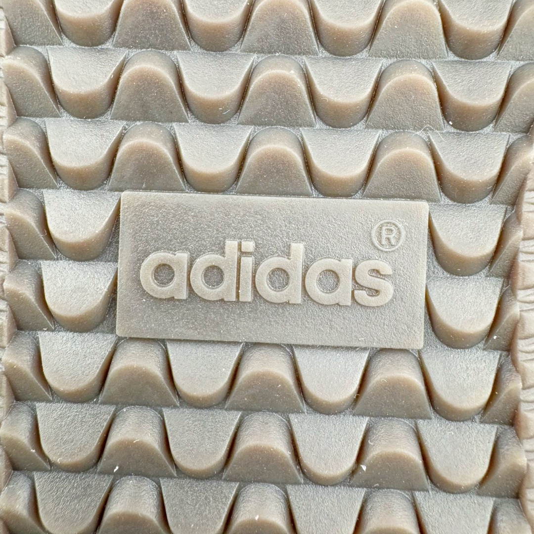 图片[17]-＃PB福利特价 AD Original Samba OG 复古经典轻便板鞋 白绿 IG1024 口碑大厂出品 品控大底版型不断改良更新 全套原纸板楦头开发 确保原汁原味 完美呈现版型 一比一鞋头弧度高度鞋身弧度 此版本只针对中端市场 皮料材质有所更替 其他数据细节工艺流程均保持一致 绝不口嗨 细节品控鞋型随意对比 正确烫金高频细节 原装纳米超迁皮料 独家私模橡胶大底 原盒原配 这款桑巴鞋展示了高质量的工艺 带有装饰的超锁缝制和无缝的手感 柔软、柔软的皮革造型和标志性的3条纹完成了精致的外观 正规合身鞋带 鞋面上有绒面鞋垫 橡胶鞋底 享受正畸套筒软感 自50年代首次亮相以来就一直在赢得粉丝的青睐 尺码：36 36.5 37.5 38 38.5 39 40 40.5 41 42 42.5 43 44 44.5 45 46-选品中心