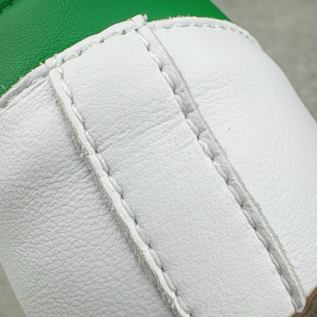 图片[14]-＃PB福利特价 AD Original Samba OG 复古经典轻便板鞋 白绿 IG1024 口碑大厂出品 品控大底版型不断改良更新 全套原纸板楦头开发 确保原汁原味 完美呈现版型 一比一鞋头弧度高度鞋身弧度 此版本只针对中端市场 皮料材质有所更替 其他数据细节工艺流程均保持一致 绝不口嗨 细节品控鞋型随意对比 正确烫金高频细节 原装纳米超迁皮料 独家私模橡胶大底 原盒原配 这款桑巴鞋展示了高质量的工艺 带有装饰的超锁缝制和无缝的手感 柔软、柔软的皮革造型和标志性的3条纹完成了精致的外观 正规合身鞋带 鞋面上有绒面鞋垫 橡胶鞋底 享受正畸套筒软感 自50年代首次亮相以来就一直在赢得粉丝的青睐 尺码：36 36.5 37.5 38 38.5 39 40 40.5 41 42 42.5 43 44 44.5 45 46-选品中心